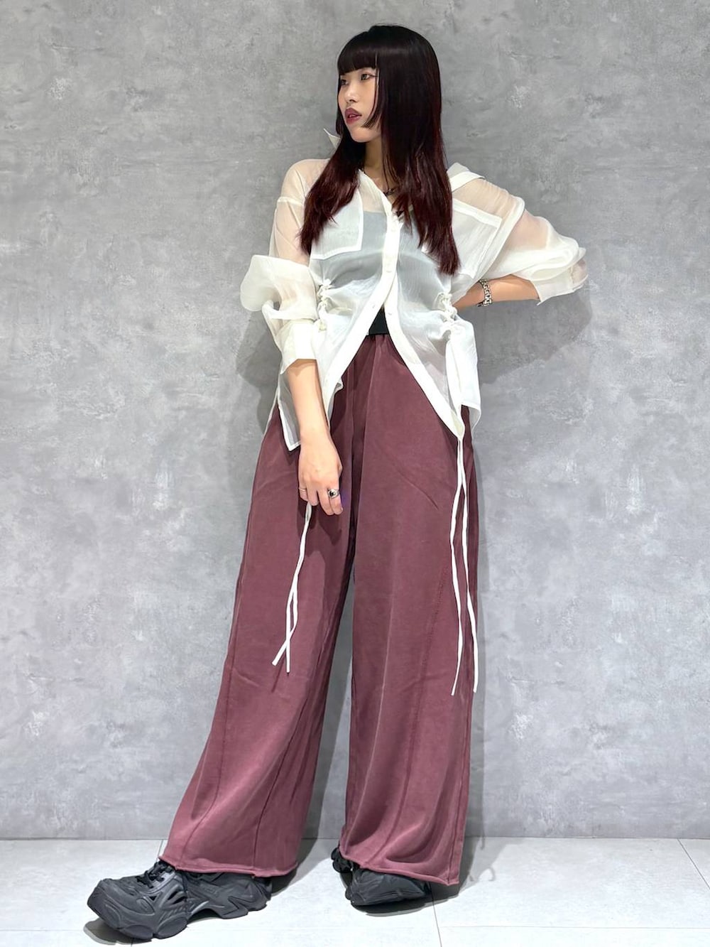 ホワイト系のシャツ/ブラウス、レッド系のスウェットパンツを着用したレディースの秋コーディネートの2枚目の写真