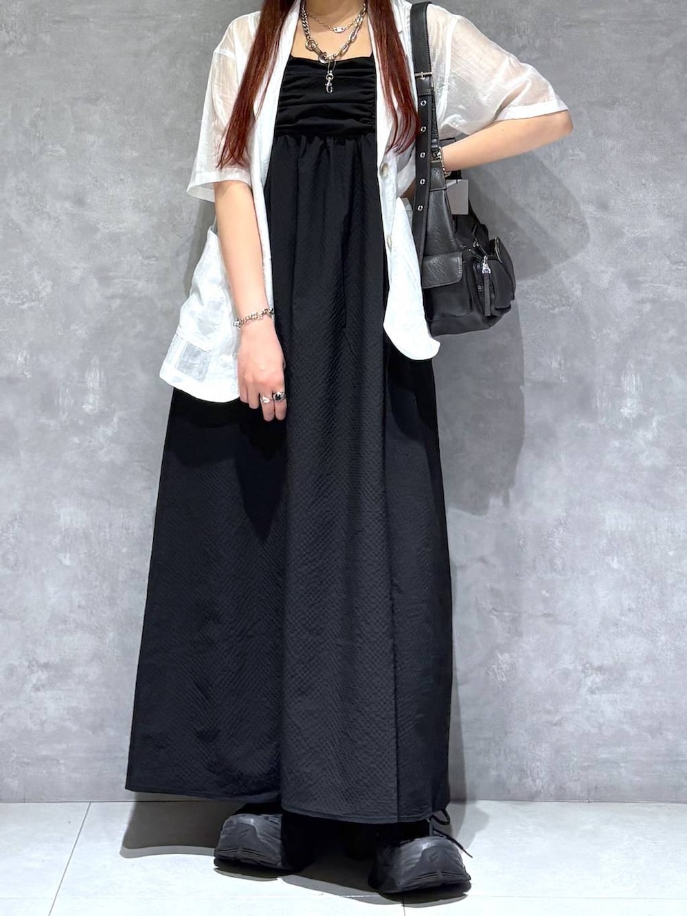 「モード、ストリート、きれいめ、カジュアル、ネックレス、骨格ストレート_PAGEBOY、ブルベ冬_PAGEBOY、ワンピース、ジャケット、バッグ」｜「PAGEBOYのZIPポケットBAG（ショルダーバッグ、ブラック系）」を使った、りりりさん（レディース・157cm）の夏コーディネートの3枚目の写真