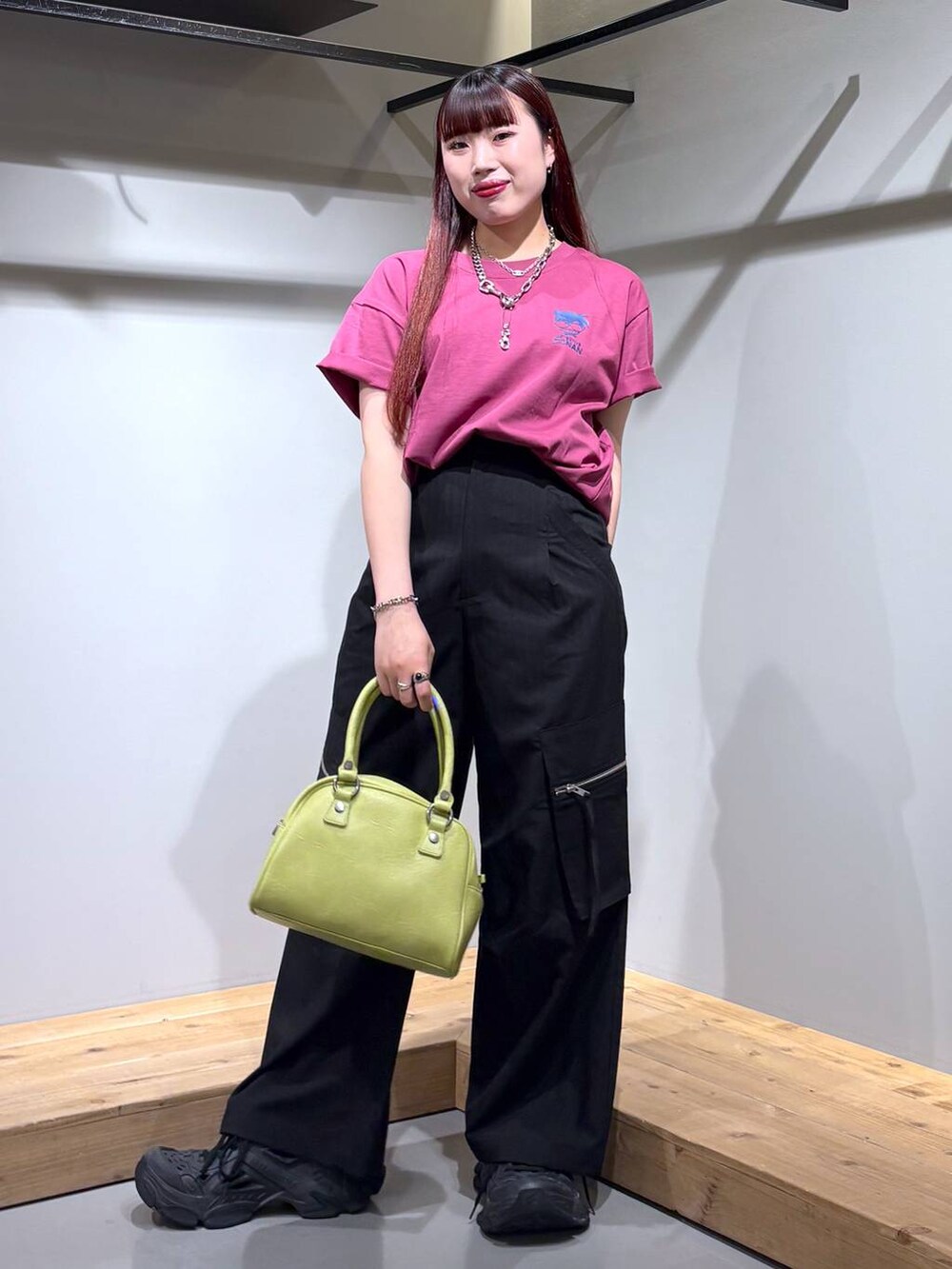 「モード、ストリート、きれいめ、カジュアル、ネックレス、骨格ストレート_PAGEBOY、ブルベ冬_PAGEBOY、Tシャツ」｜「PAGEBOYのTRカーゴスラックス（カーゴパンツ、ブラック系）」を使った、りりりさん（レディース・157cm）の春コーディネートの3枚目の写真