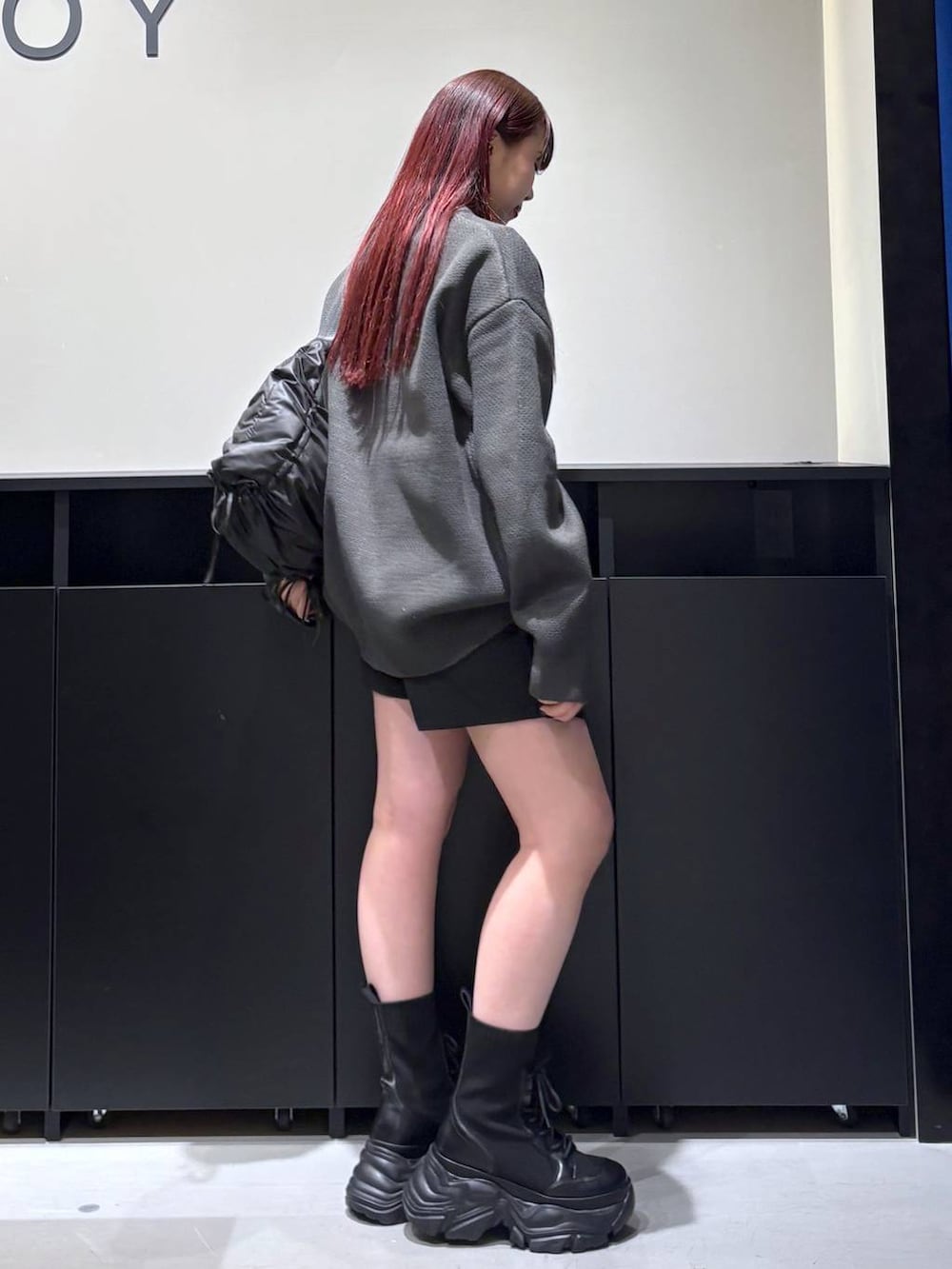 「モード、ストリート、きれいめ、カジュアル、ネックレス、骨格ストレート_PAGEBOY、ブルベ冬_PAGEBOY、ニット、ミニスカート、ショートパンツ、バッグ、スニーカー、ブーツ」｜「PAGEBOYのレースアップソックスブーツ（ブーツ、ブラック系）」を使った、りりりさん（レディース・157cm）の冬コーディネートの6枚目の写真