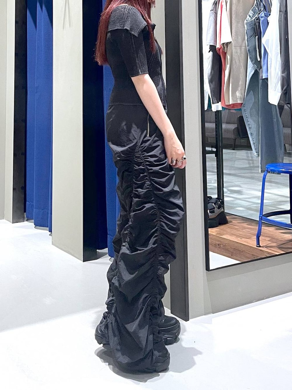 ブラック系のニット/セーター、ブラック系のその他パンツ、ブラック系のスニーカーを着用したレディースの夏コーディネートの6枚目の写真