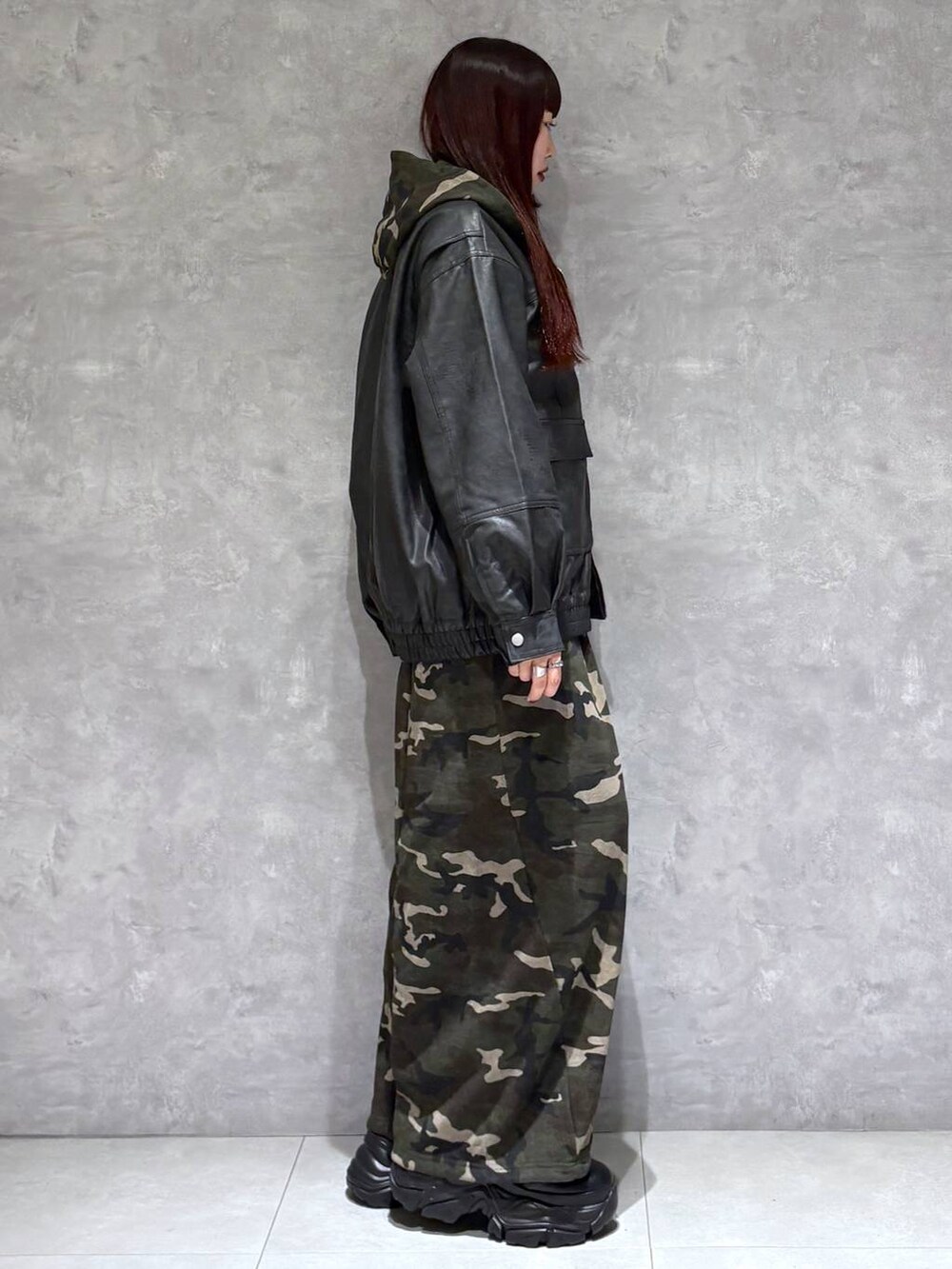 ブラック系のブーツ、その他のスウェットパンツ、ブラック系のブルゾンを着用したレディースの秋コーディネートの6枚目の写真