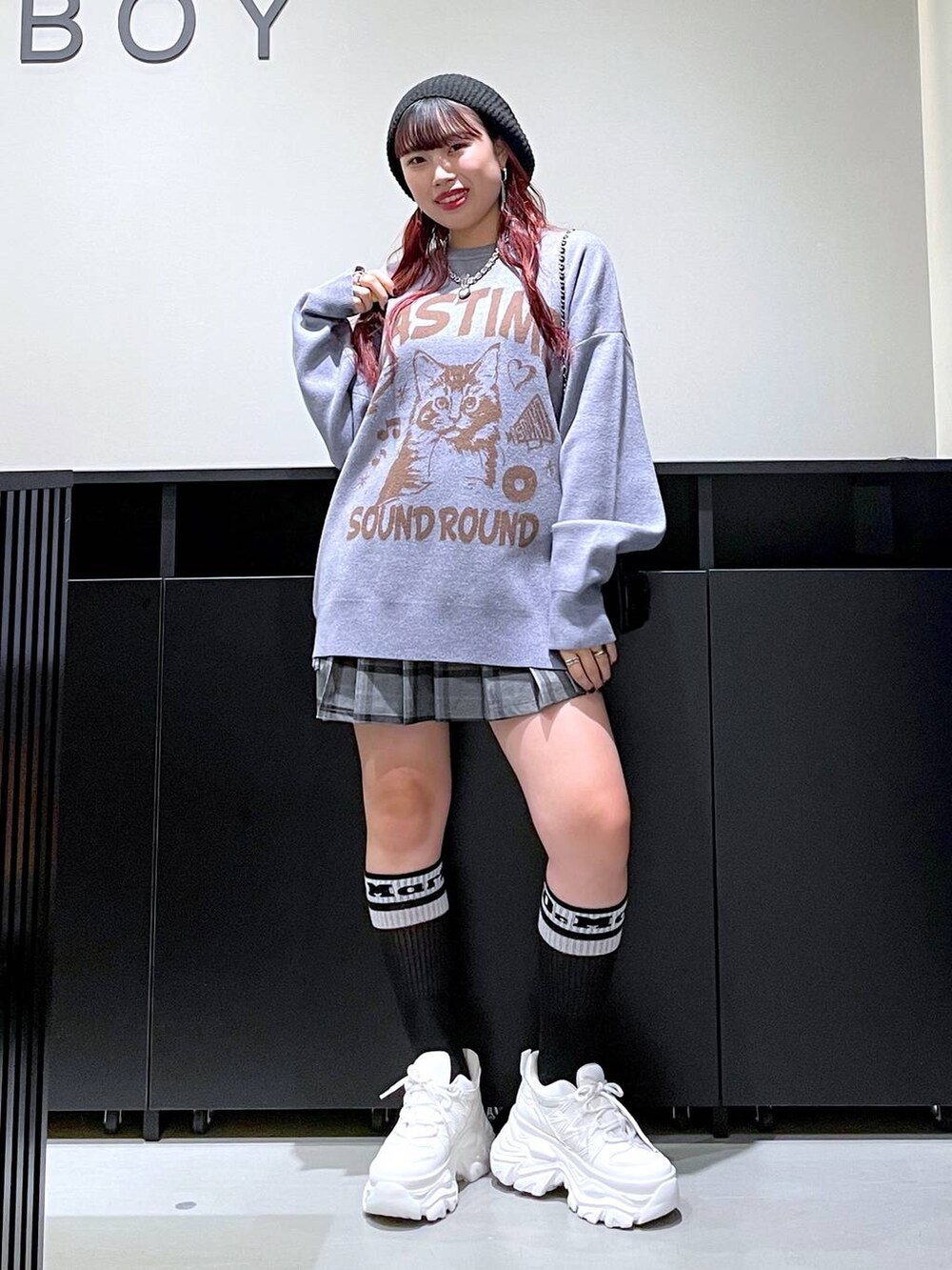 「モード、ストリート、きれいめ、カジュアル、ネックレス、骨格ストレート_PAGEBOY、ブルベ冬_PAGEBOY、ニット、ミニスカート、ショートパンツ、スニーカー、バッグ、ニット帽」｜「PAGEBOYの<高畠百加着用アイテム>プラットチャンキースニーカー（スニーカー、ホワイト系）」を使った、りりりさん（レディース・157cm）の秋コーディネートの8枚目の写真