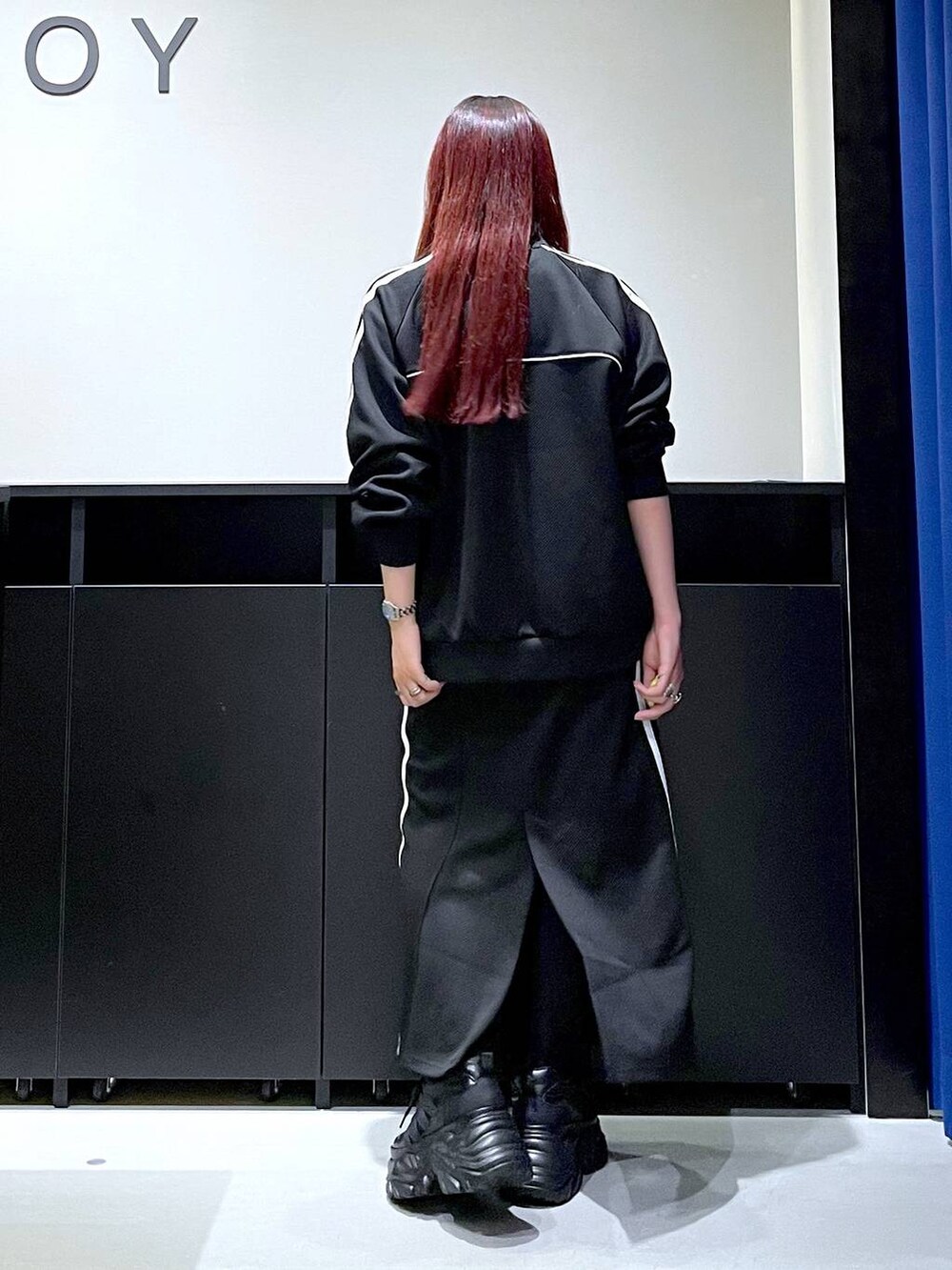 「モード、ストリート、きれいめ、カジュアル、ネックレス、骨格ストレート_PAGEBOY、ブルベ冬_PAGEBOY、ジャケット、スカート、セットアップ、スニーカー」｜「PAGEBOYのプラットチャンキースニーカー（スニーカー、ブラック系）」を使った、りりりさん（レディース・157cm）の秋コーディネートの5枚目の写真