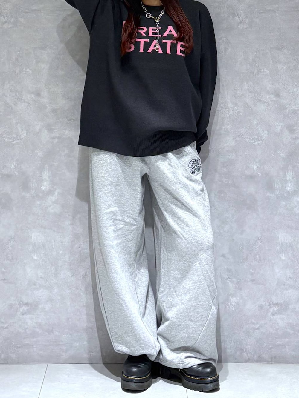 グレー系のスウェットパンツ、ブラック系のニット/セーターを着用したレディースの秋コーディネートの7枚目の写真