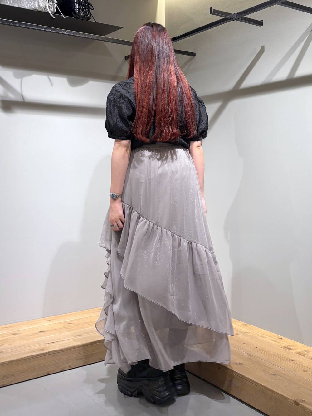 「モード、ストリート、きれいめ、カジュアル、ネックレス、骨格ストレート_PAGEBOY、ブルベ冬_PAGEBOY、ブラウス、スカート、スニーカー」｜「PAGEBOYのプラットチャンキースニーカー（スニーカー、ブラック系）」を使った、りりりさん（レディース・157cm）の夏コーディネートの5枚目の写真
