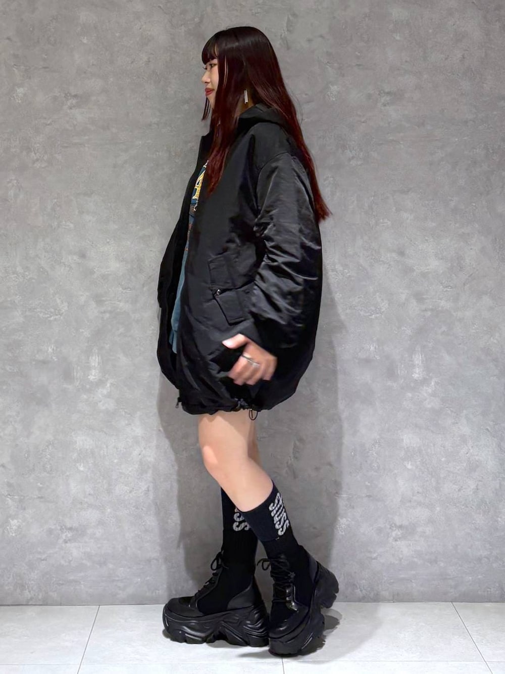 ブラック系のブーツ、グリーン系のスウェット、ブラック系のブルゾンを着用したレディースの冬コーディネートの4枚目の写真