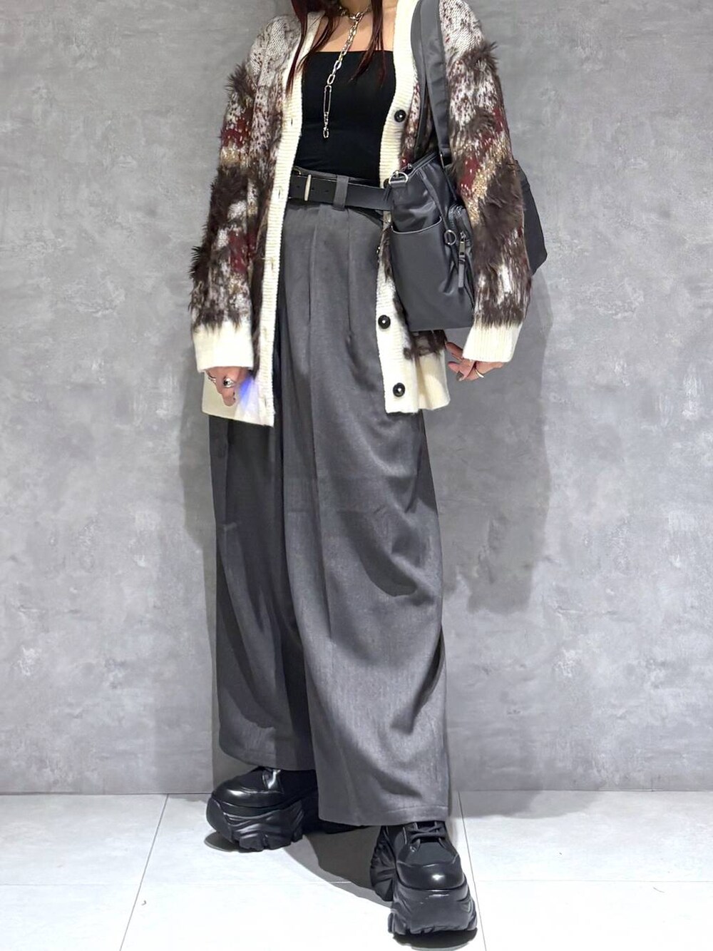 ブラック系のブーツ、グレー系のボストンバッグ、ホワイト系のカーディガン/ボレロを着用したレディースの秋コーディネートの5枚目の写真