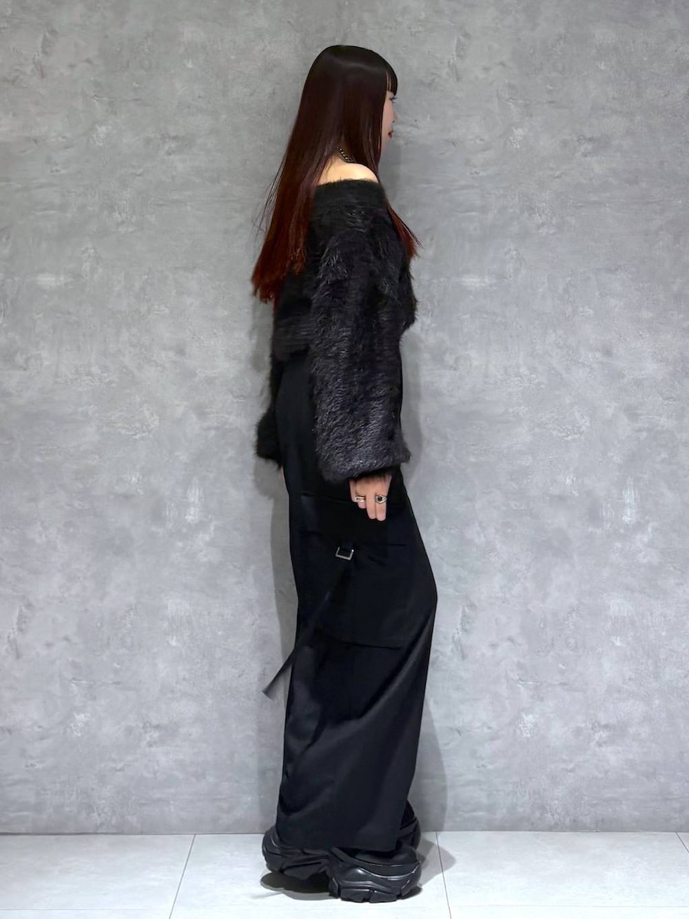 ブラック系のブーツ、ブラック系のスラックス、ブラック系のニット/セーターを着用したレディースの秋コーディネートの8枚目の写真