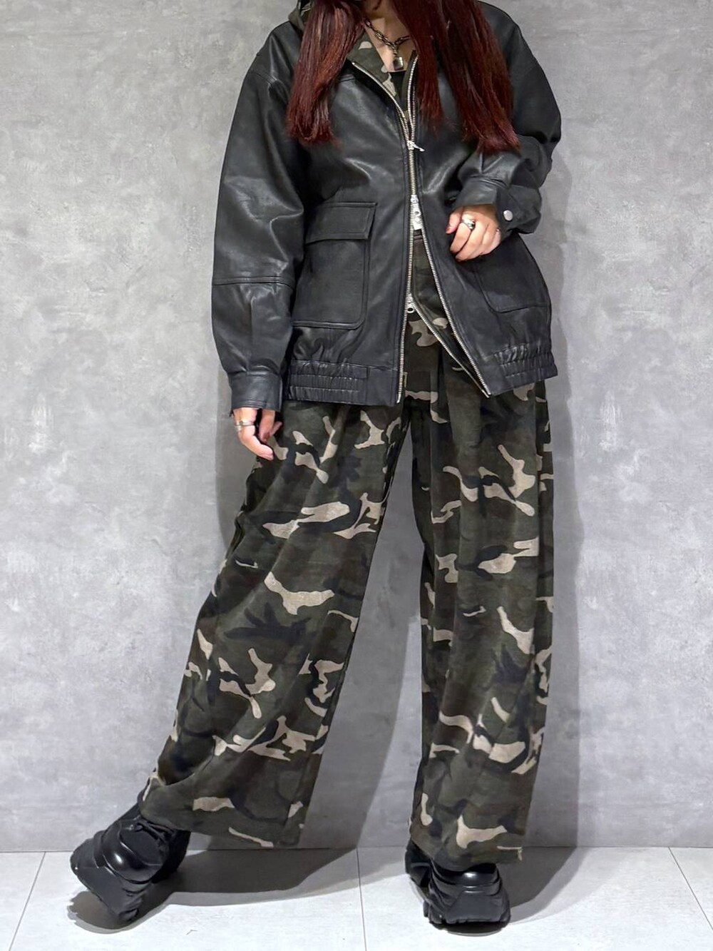 ブラック系のブーツ、その他のスウェットパンツ、ブラック系のブルゾンを着用したレディースの秋コーディネートの3枚目の写真