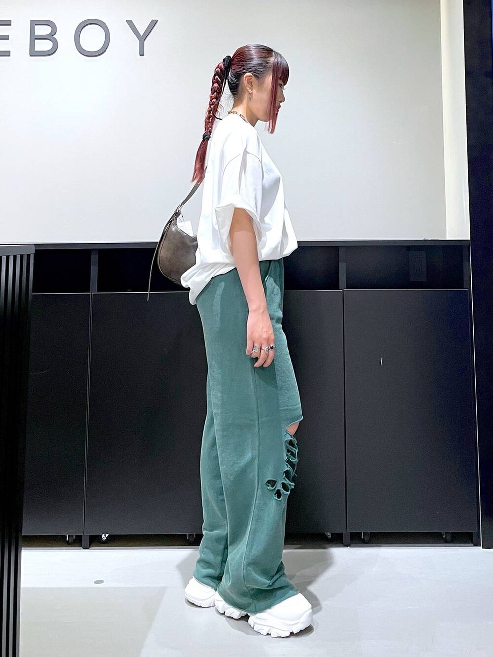 ホワイト系のスニーカー、ホワイト系のTシャツ/カットソー、グリーン系のその他パンツを着用したレディースの秋コーディネートの5枚目の写真