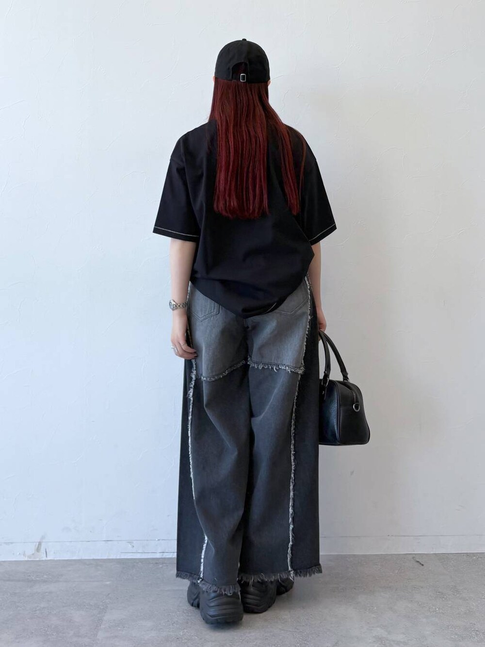 「モード、ストリート、きれいめ、カジュアル、ネックレス、骨格ストレート_PAGEBOY、ブルベ冬_PAGEBOY、デニムパンツ、Tシャツ、ベルト、バッグ」|「PAGEBOYのプラットチャンキースニーカー(スニーカー、ブラック系)」を使った、りりりさん(レディース・157cm)の春コーディネートの6枚目の写真