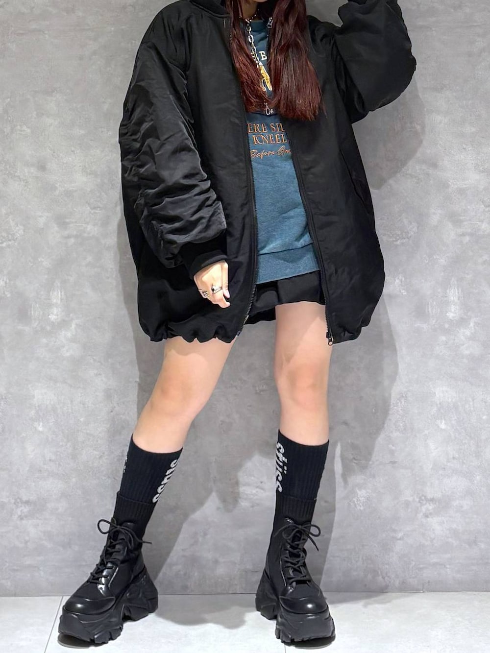 ブラック系のブーツ、グリーン系のスウェット、ブラック系のブルゾンを着用したレディースの冬コーディネートの8枚目の写真