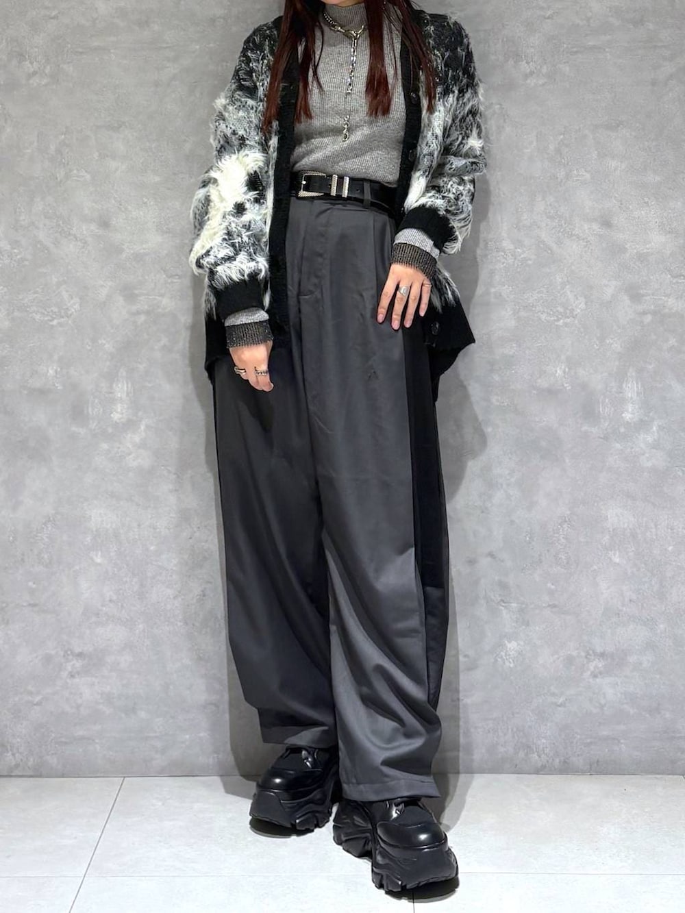 ブラック系のブーツ、ブラック系のカーディガン/ボレロ、グレー系のニット/セーターを着用したレディースの冬コーディネートの6枚目の写真