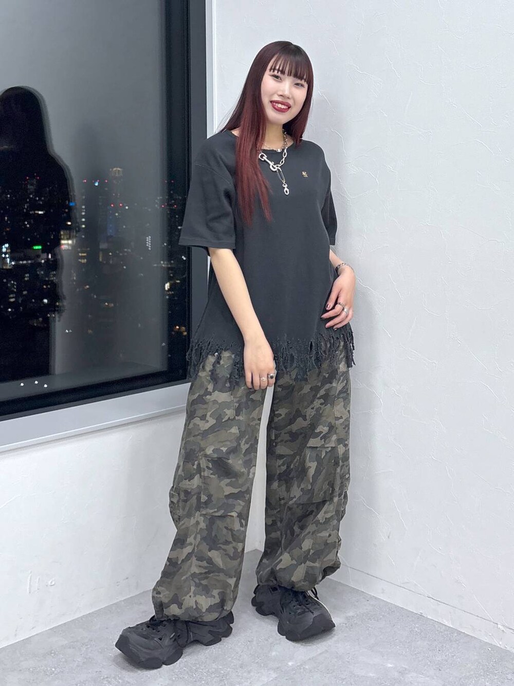 「モード、ストリート、きれいめ、カジュアル、ネックレス、骨格ストレート_PAGEBOY、ブルベ冬_PAGEBOY」｜「Anuiの【UNISEX/3サイズ展開】ミリタリードロストパンツ（カーゴパンツ、その他）」を使った、りりりさん（レディース・157cm）の春コーディネートの2枚目の写真