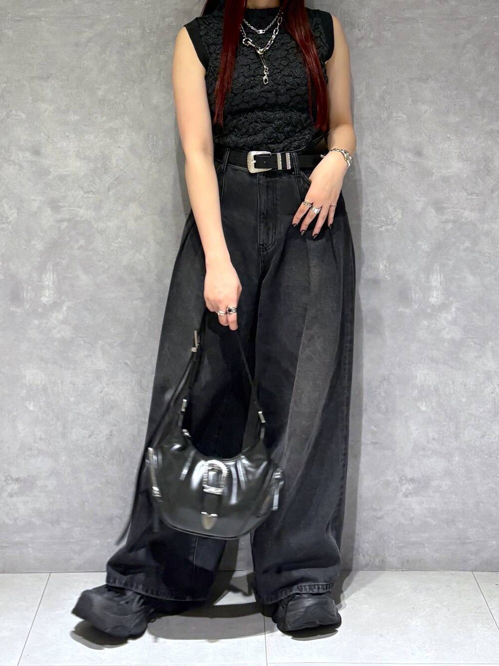 ブラック系のデニムパンツ、ブラック系のショルダーバッグ、ブラック系のTシャツ/カットソーを着用したレディースの春コーディネートの4枚目の写真