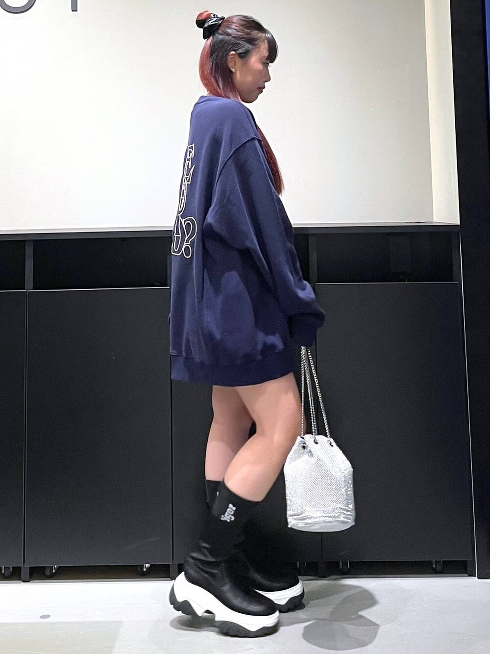 「モード、ストリート、きれいめ、カジュアル、ネックレス、骨格ストレート_PAGEBOY、ブルベ冬_PAGEBOY、ブーツ、スウェット、バッグ」｜「Anuiの【UNISEX/3サイズ展開】パズルロゴスウェット（スウェット、ブルー系）」を使った、りりりさん（レディース・157cm）の秋コーディネートの6枚目の写真
