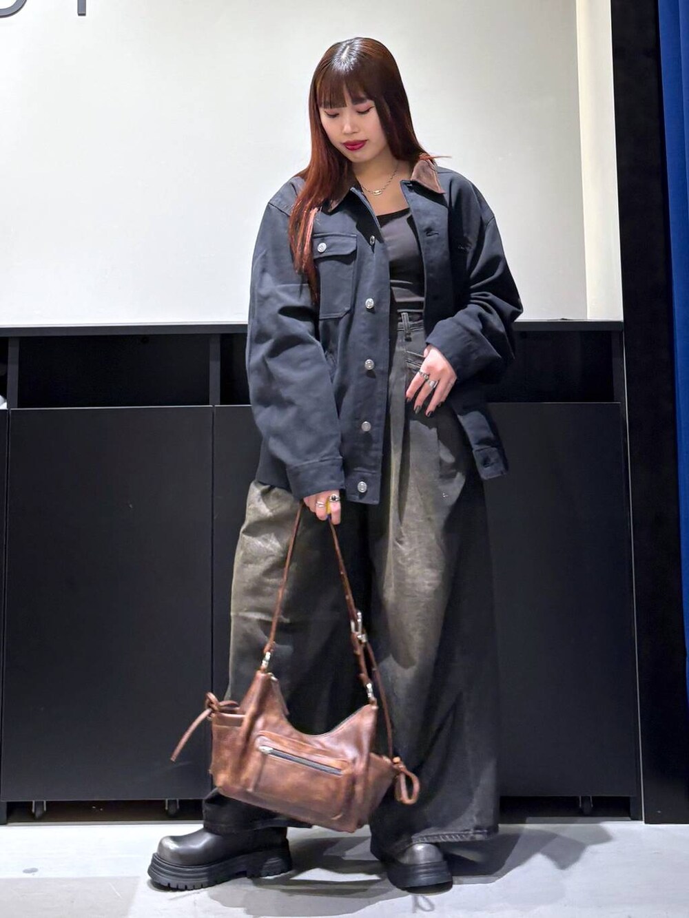 「デニムパンツ、バッグ、モード、ストリート、きれいめ、カジュアル、ネックレス、骨格ストレート_PAGEBOY、ブルベ冬_PAGEBOY、アウター、ブーツ」｜「PAGEBOYのヴィンテージリボンポケットBAG（ショルダーバッグ、ブラウン系）」を使った、りりりさん（レディース・157cm）の冬コーディネートの7枚目の写真