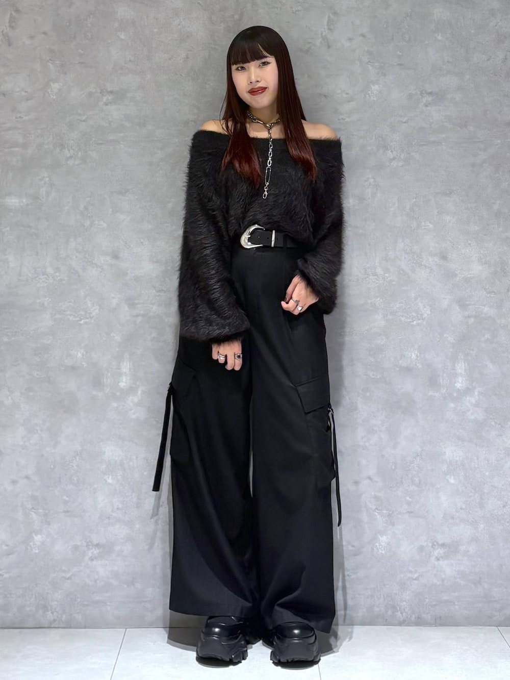 ブラック系のブーツ、ブラック系のスラックス、ブラック系のニット/セーターを着用したレディースの秋コーディネートの3枚目の写真