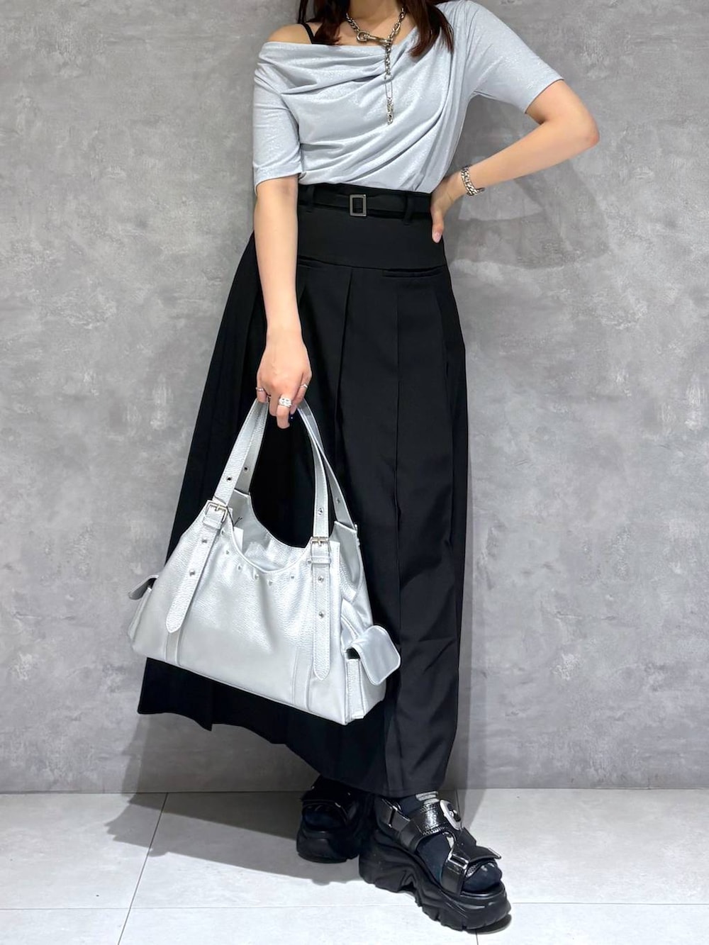 ブラック系のサンダル、シルバー系のハンドバッグ、ブルー系のTシャツ/カットソーを着用したレディースの夏コーディネートの2枚目の写真