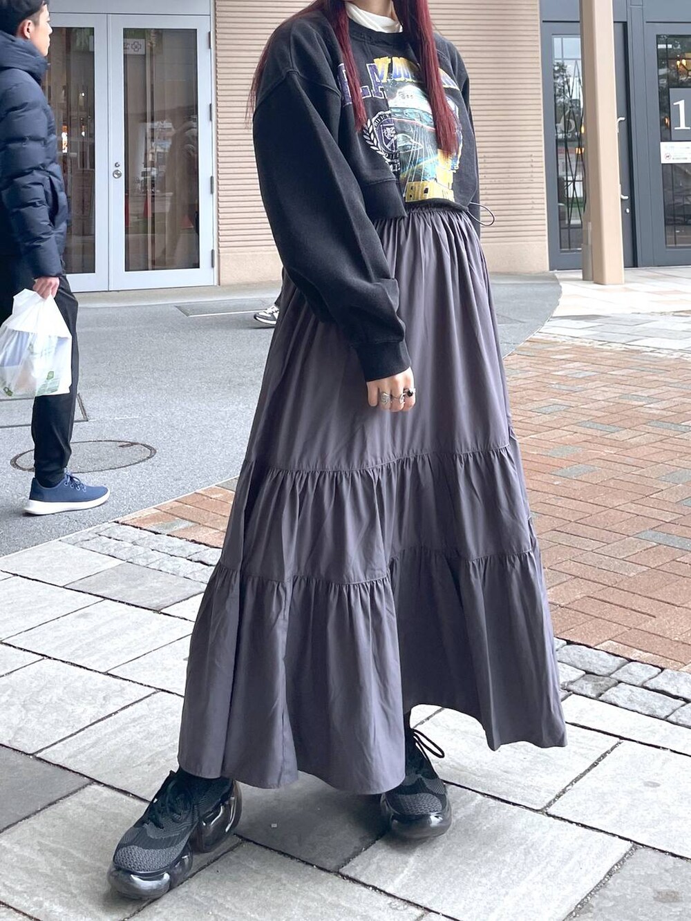 ホワイト系のTシャツ/カットソー、ブラック系のスウェット、グレー系のワンピースを着用したレディースの春コーディネートの7枚目の写真