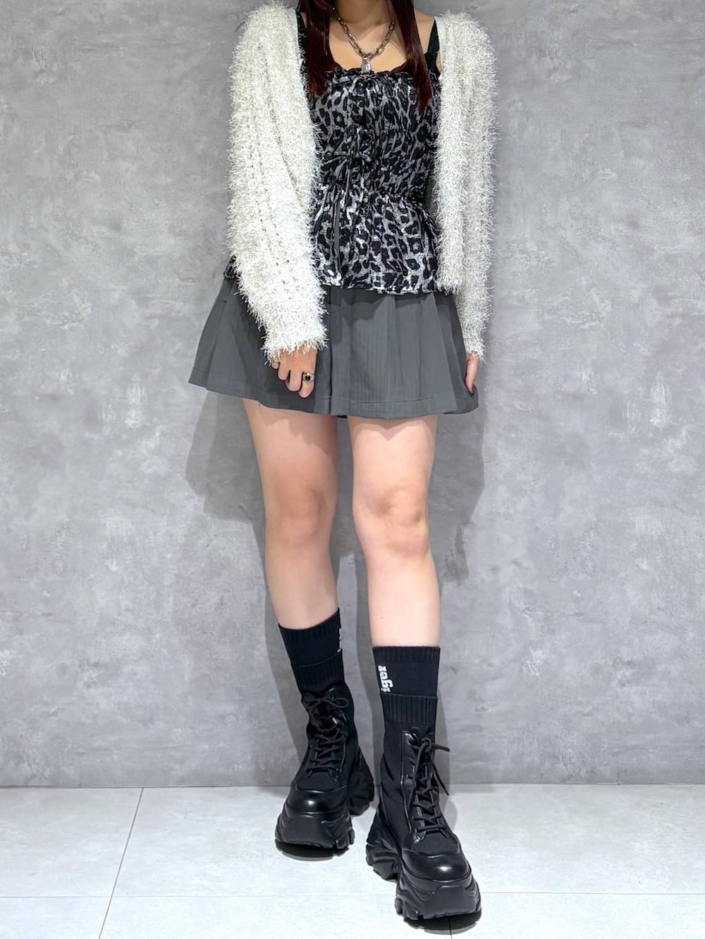 ブラック系のブーツ、その他のキャミソール、グレー系のその他パンツを着用したレディースの秋コーディネートの3枚目の写真