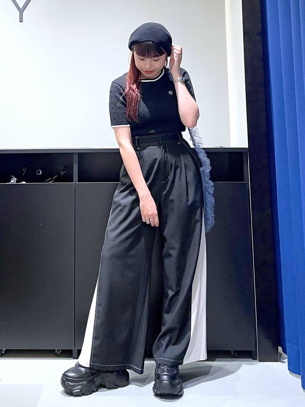 「モード、ストリート、きれいめ、カジュアル、ネックレス、骨格ストレート_PAGEBOY、ブルベ冬_PAGEBOY、パンツ、スラックス、ベレー帽、スニーカー、バッグ」｜「PAGEBOYのプラットチャンキースニーカー（スニーカー、ブラック系）」を使った、りりりさん（レディース・157cm）の夏コーディネートの9枚目の写真