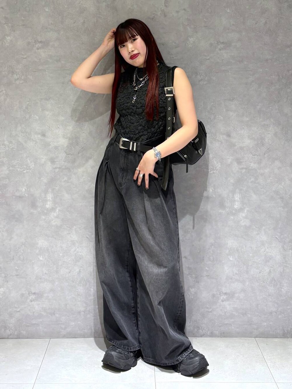 ブラック系のデニムパンツ、ブラック系のショルダーバッグ、ブラック系のTシャツ/カットソーを着用したレディースの春コーディネートの3枚目の写真