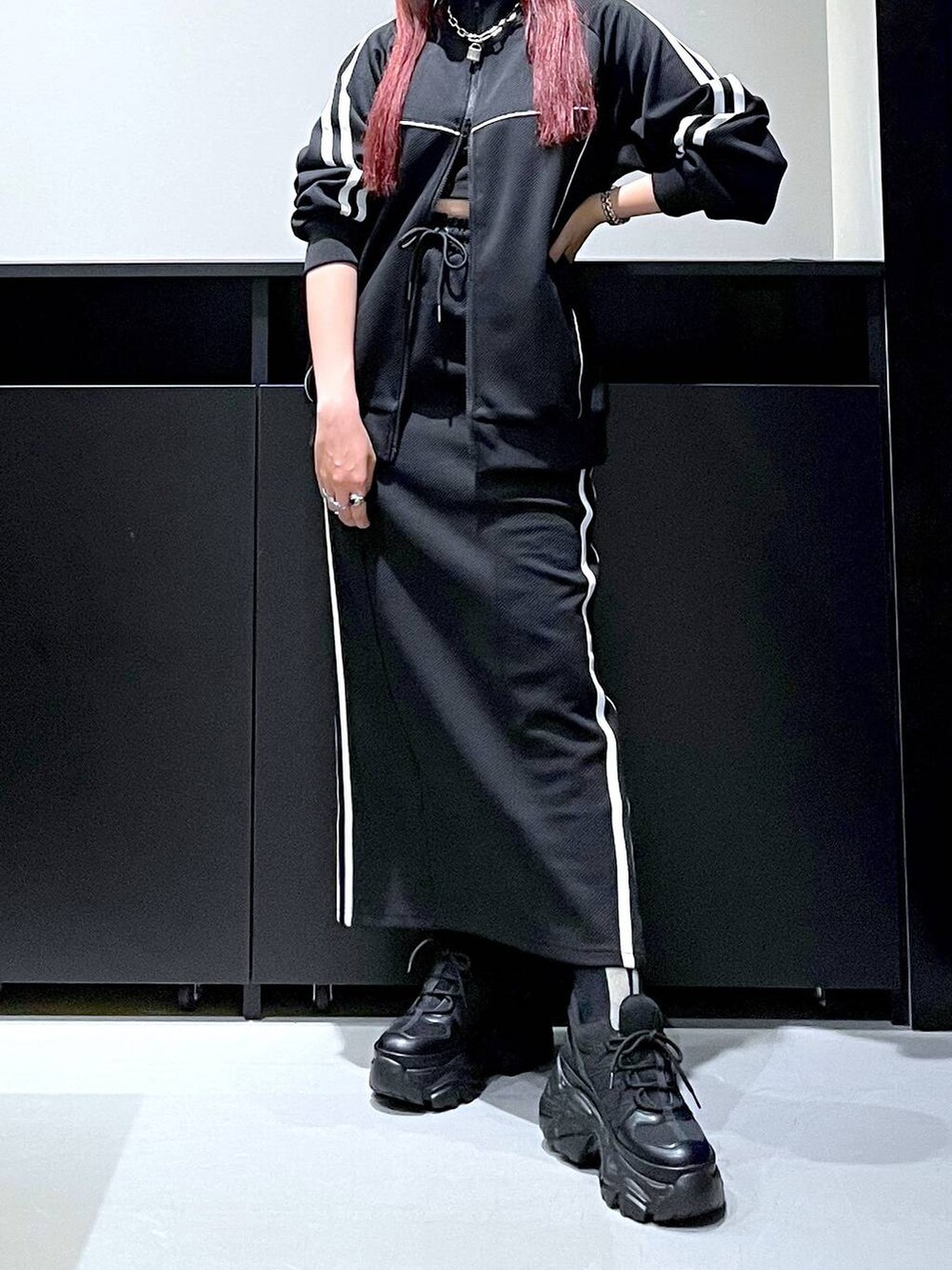 「モード、ストリート、きれいめ、カジュアル、ネックレス、骨格ストレート_PAGEBOY、ブルベ冬_PAGEBOY、ジャケット、スカート、セットアップ、スニーカー」｜「PAGEBOYのプラットチャンキースニーカー（スニーカー、ブラック系）」を使った、りりりさん（レディース・157cm）の秋コーディネートの7枚目の写真