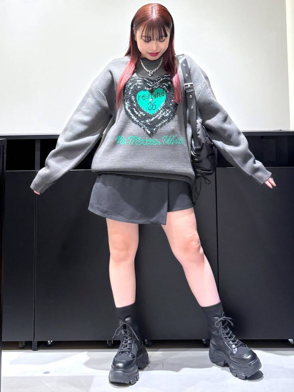 「モード、ストリート、きれいめ、カジュアル、ネックレス、骨格ストレート_PAGEBOY、ブルベ冬_PAGEBOY、ニット、ミニスカート、ショートパンツ、バッグ、スニーカー、ブーツ」｜「PAGEBOYのレースアップソックスブーツ（ブーツ、ブラック系）」を使った、りりりさん（レディース・157cm）の冬コーディネートの3枚目の写真
