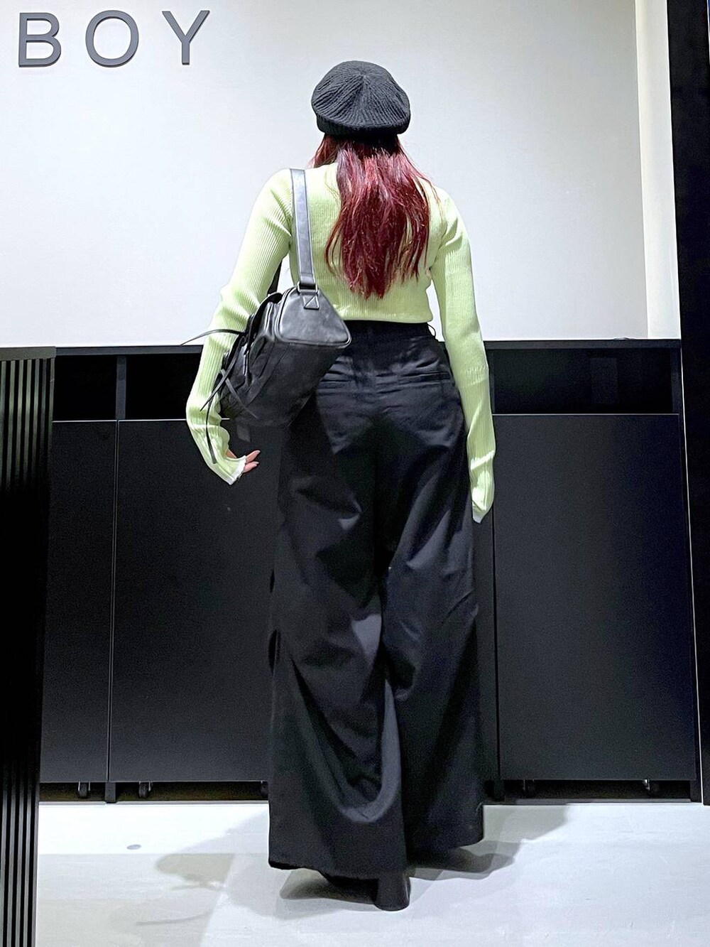 「モード、ストリート、きれいめ、カジュアル、ネックレス、骨格ストレート_PAGEBOY、ブルベ冬_PAGEBOY、ニット、パンツ、ベレー帽、ブーツ、バッグ」｜「PAGEBOYのバイカラースリーブハイネックニット（ニット/セーター、イエロー系）」を使った、りりりさん（レディース・157cm）の秋コーディネートの6枚目の写真