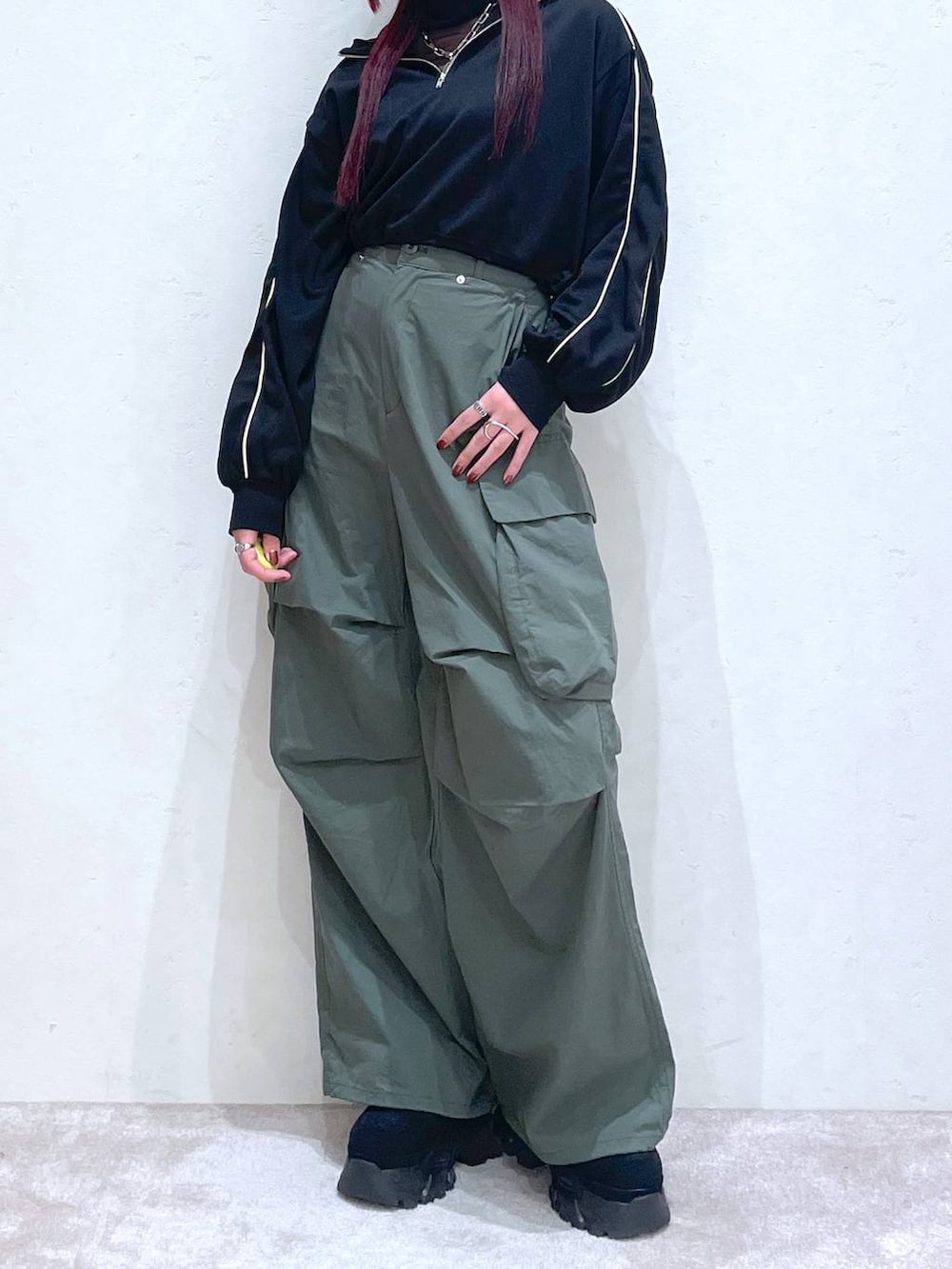 「モード、ストリート、きれいめ、春コーデ、カジュアル、ネックレス、骨格ストレート_PAGEBOY、ブルベ冬_PAGEBOY、ニット帽、スニーカー」｜「PAGEBOYのクシュタートルシアーアソート（Tシャツ/カットソー、ブラック系）」を使った、りりりさん（レディース・157cm）の春コーディネートの3枚目の写真