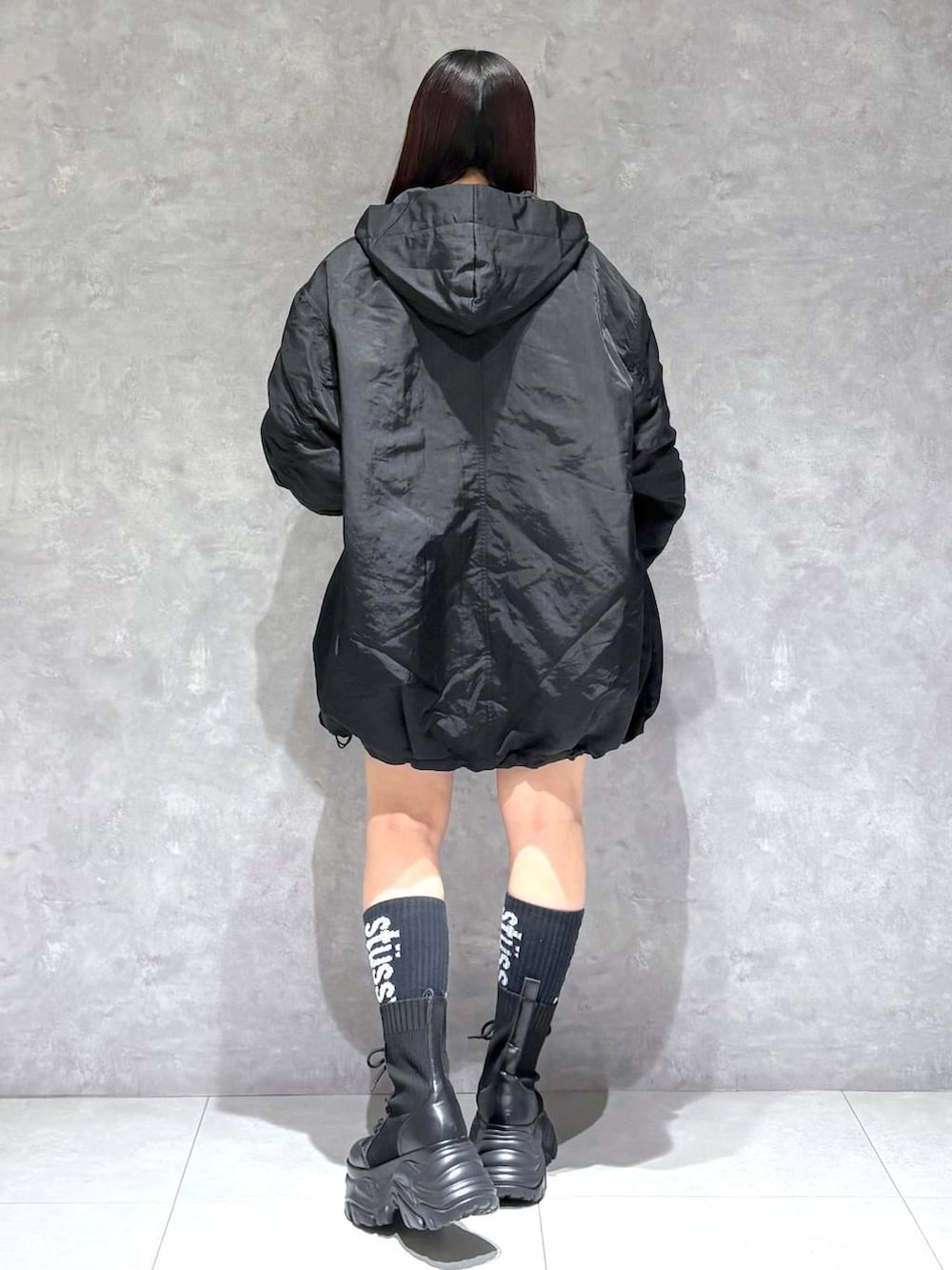 ブラック系のブーツ、グリーン系のスウェット、ブラック系のブルゾンを着用したレディースの冬コーディネートの5枚目の写真