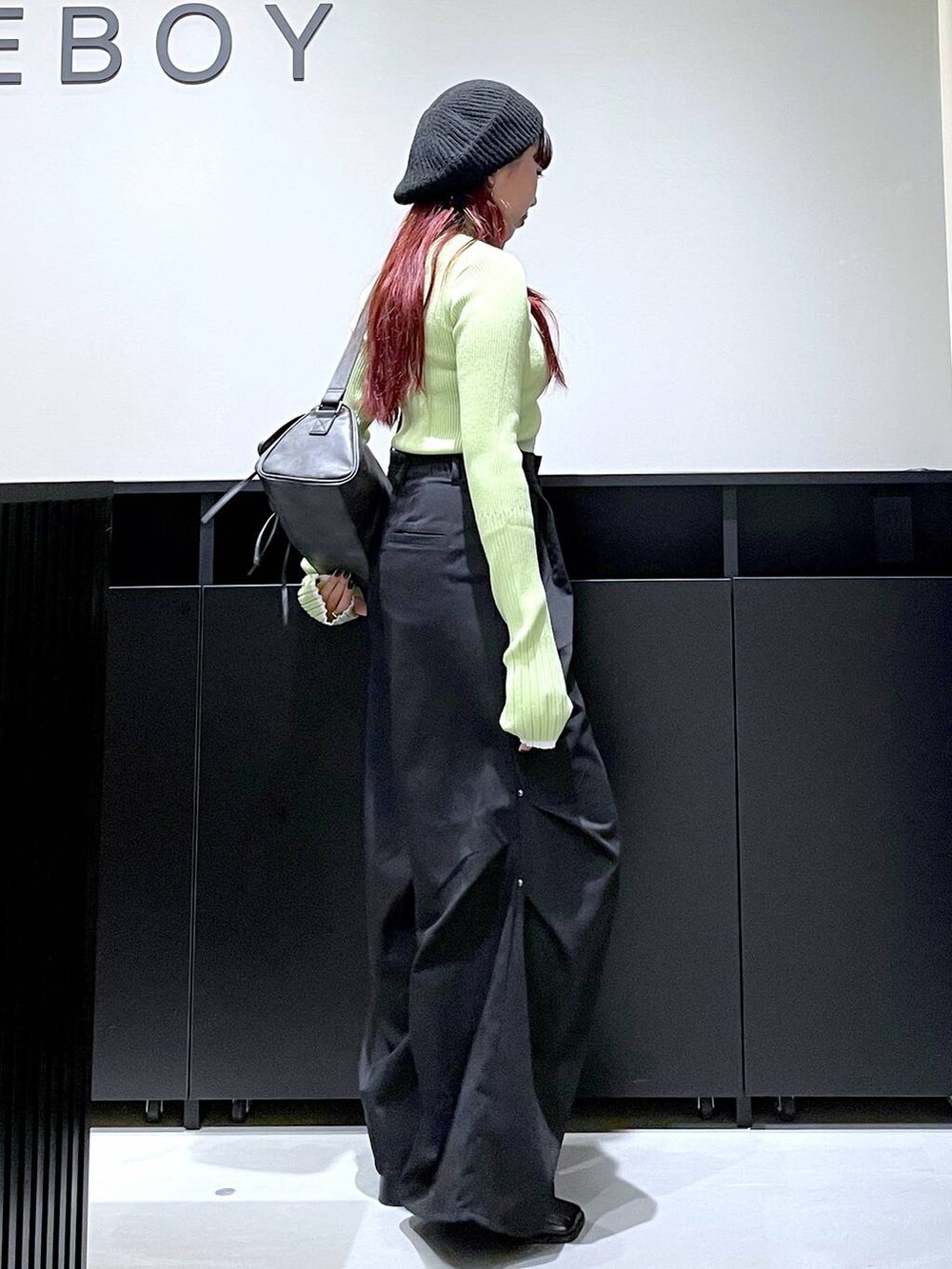 「モード、ストリート、きれいめ、カジュアル、ネックレス、骨格ストレート_PAGEBOY、ブルベ冬_PAGEBOY、ニット、パンツ、ベレー帽、ブーツ、バッグ」｜「PAGEBOYのバイカラースリーブハイネックニット（ニット/セーター、イエロー系）」を使った、りりりさん（レディース・157cm）の秋コーディネートの7枚目の写真