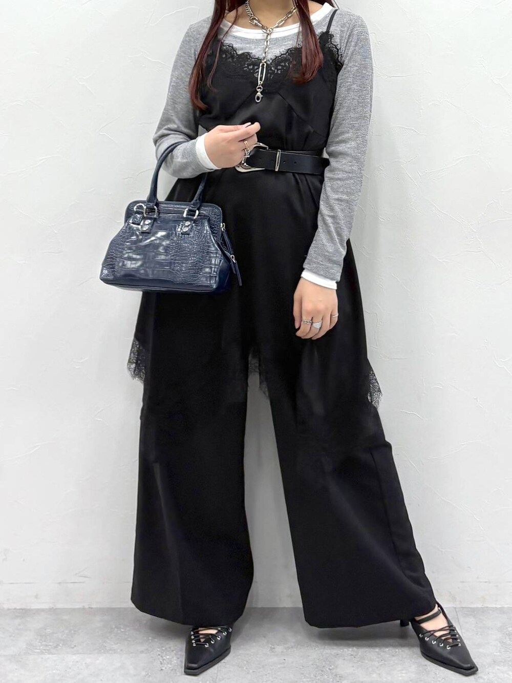 ブルー系のハンドバッグ、ブラック系のスラックス、ブラック系のサンダルを着用したレディースの春コーディネートの8枚目の写真
