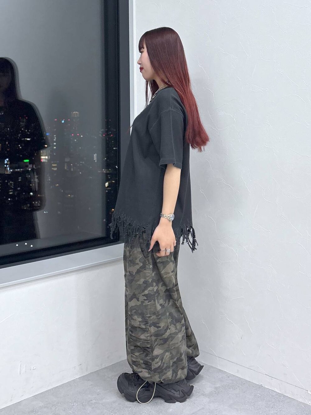 「モード、ストリート、きれいめ、カジュアル、ネックレス、骨格ストレート_PAGEBOY、ブルベ冬_PAGEBOY」｜「Anuiの【UNISEX/3サイズ展開】ミリタリードロストパンツ（カーゴパンツ、その他）」を使った、りりりさん（レディース・157cm）の春コーディネートの4枚目の写真
