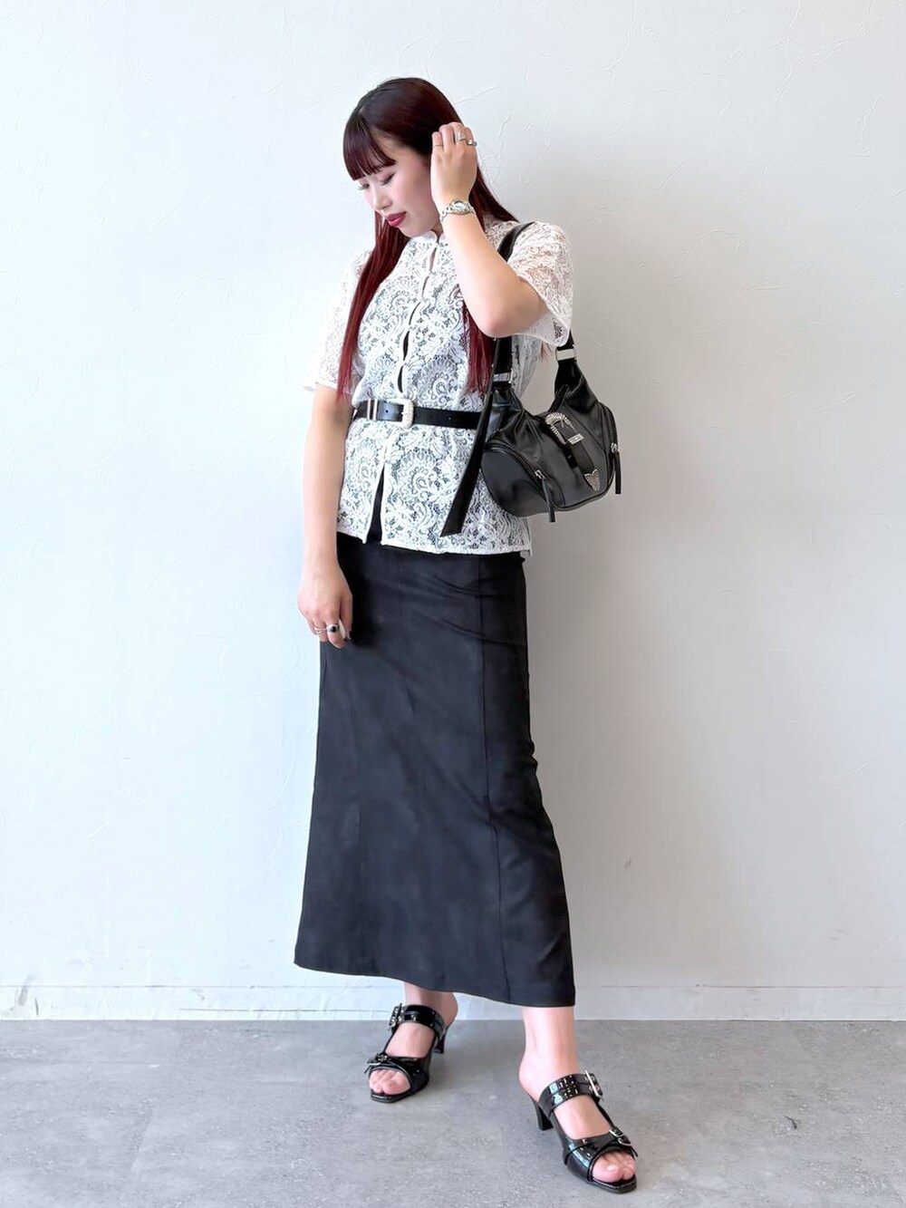 「モード、ストリート、きれいめ、カジュアル、ネックレス、骨格ストレート_PAGEBOY、ブルベ冬_PAGEBOY、シャツ、ブラウス、スカート、ベルト、バッグ」｜「PAGEBOYのモードバックルベルト3（ベルト、ブラック系）」を使った、りりりさん（レディース・157cm）の春コーディネートの8枚目の写真