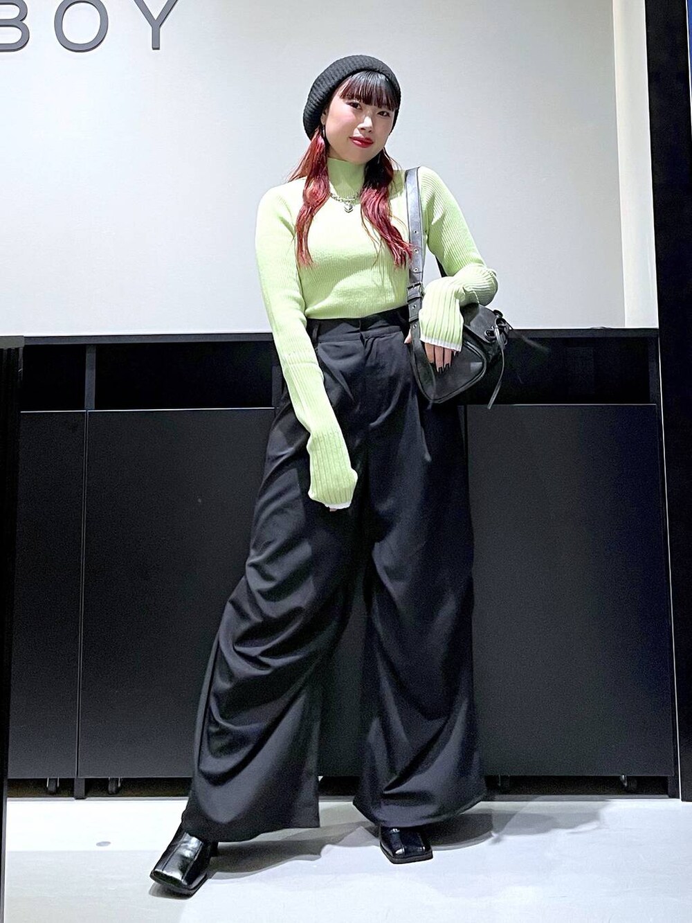 「モード、ストリート、きれいめ、カジュアル、ネックレス、骨格ストレート_PAGEBOY、ブルベ冬_PAGEBOY、ニット、パンツ、ベレー帽、ブーツ、バッグ」｜「PAGEBOYのバイカラースリーブハイネックニット（ニット/セーター、イエロー系）」を使った、りりりさん（レディース・157cm）の秋コーディネートの8枚目の写真
