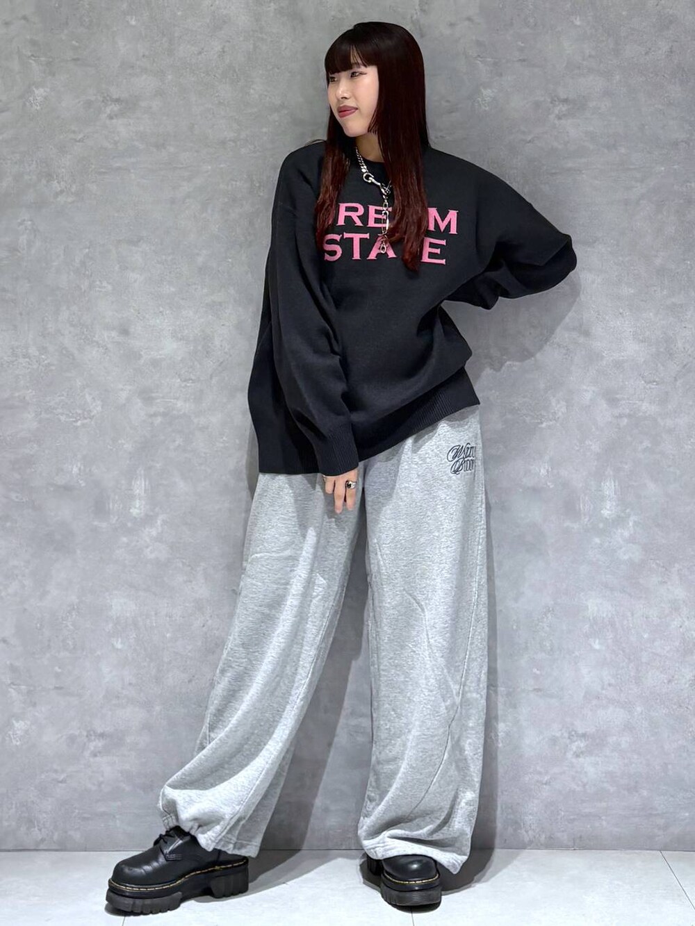 グレー系のスウェットパンツ、ブラック系のニット/セーターを着用したレディースの秋コーディネートの8枚目の写真