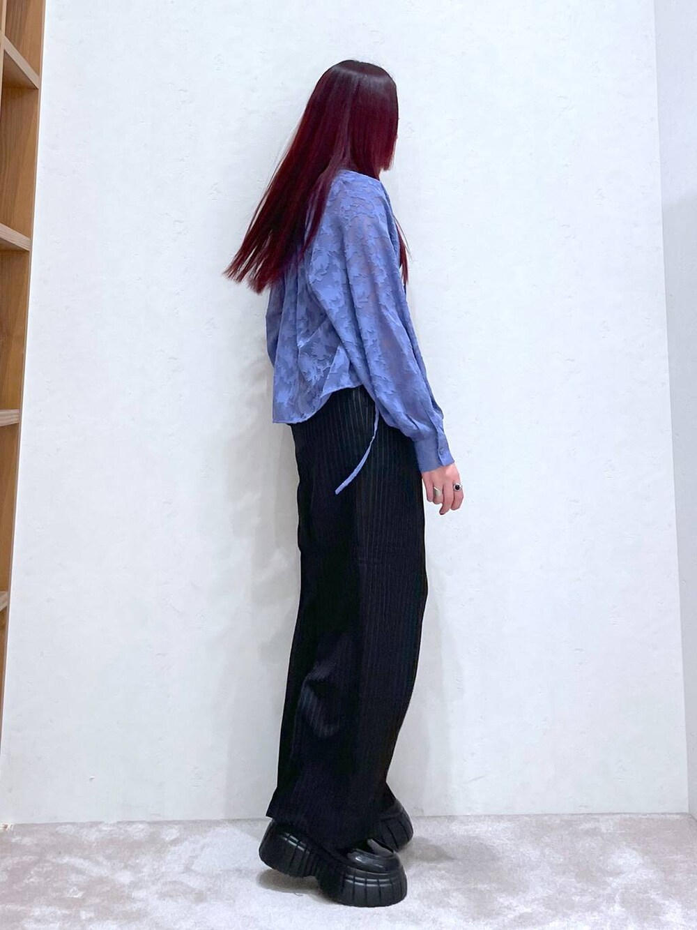 ブルー系のシャツ/ブラウス、ブラック系のスラックス、ブラック系のローファーを着用したレディースの春コーディネートの6枚目の写真