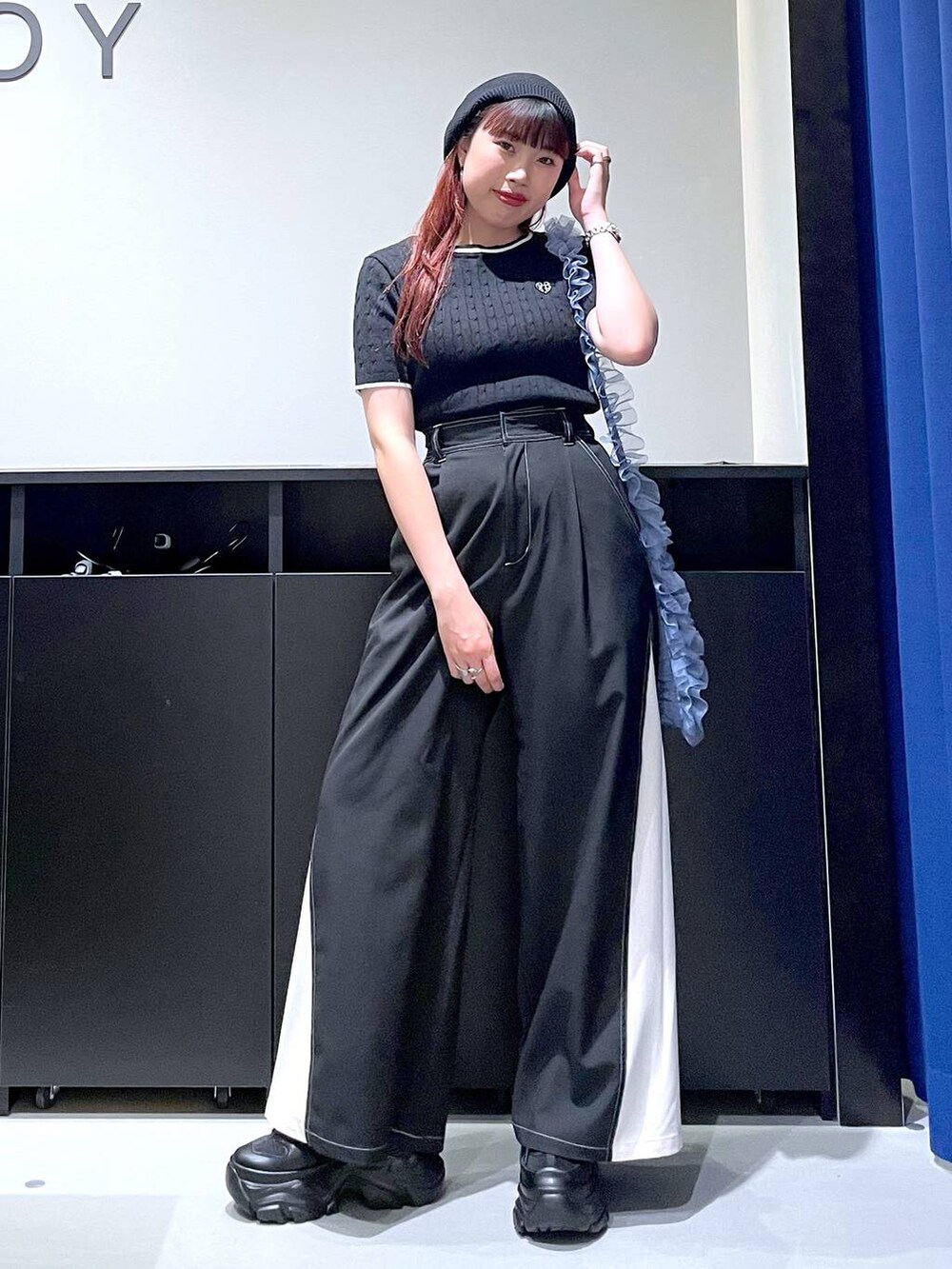 「モード、ストリート、きれいめ、カジュアル、ネックレス、骨格ストレート_PAGEBOY、ブルベ冬_PAGEBOY、パンツ、スラックス、ベレー帽、スニーカー、バッグ」｜「PAGEBOYのプラットチャンキースニーカー（スニーカー、ブラック系）」を使った、りりりさん（レディース・157cm）の夏コーディネートの4枚目の写真
