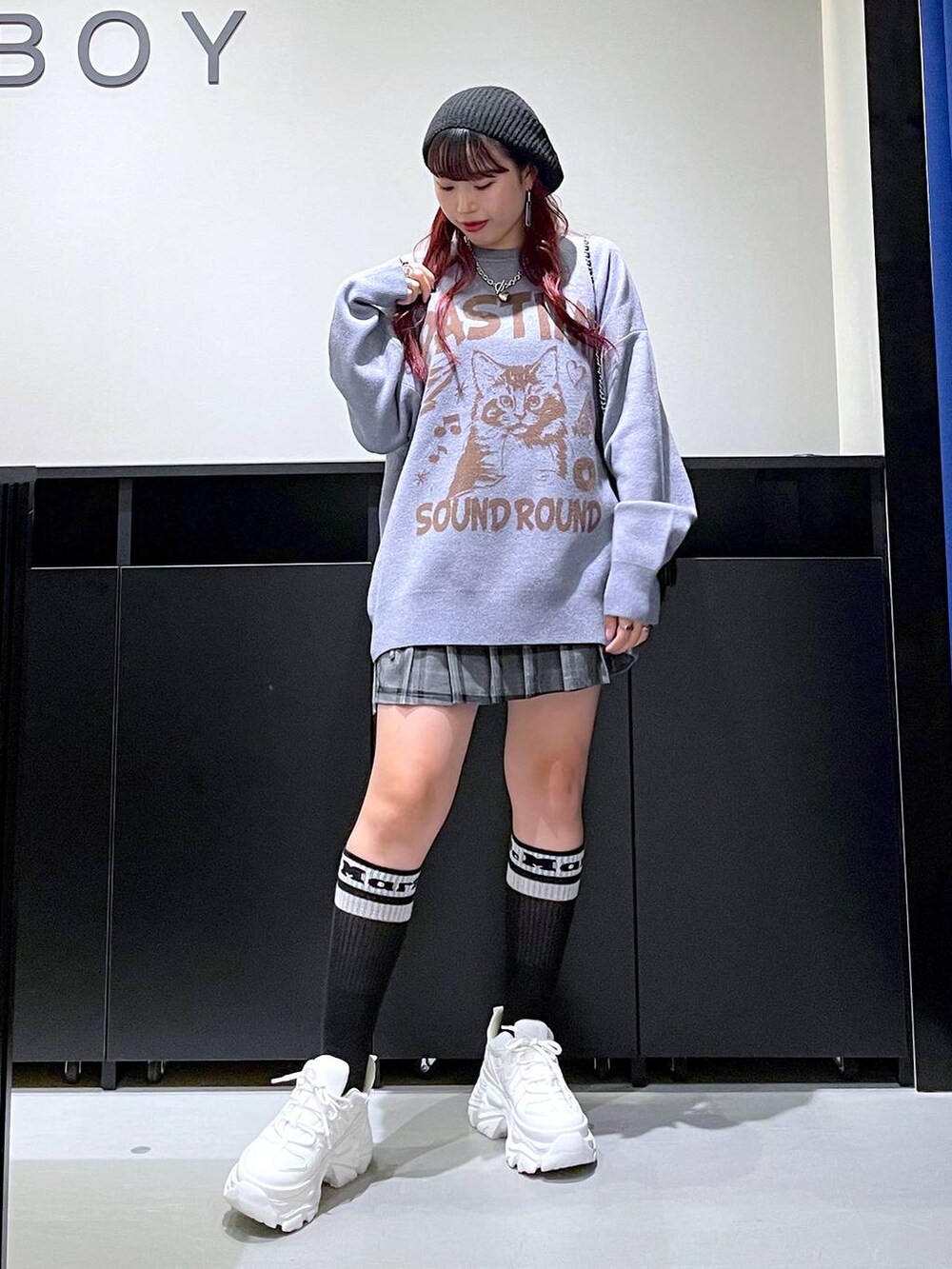 「モード、ストリート、きれいめ、カジュアル、ネックレス、骨格ストレート_PAGEBOY、ブルベ冬_PAGEBOY、ニット、ミニスカート、ショートパンツ、スニーカー、バッグ、ニット帽」｜「PAGEBOYの<高畠百加着用アイテム>プラットチャンキースニーカー（スニーカー、ホワイト系）」を使った、りりりさん（レディース・157cm）の秋コーディネートの2枚目の写真