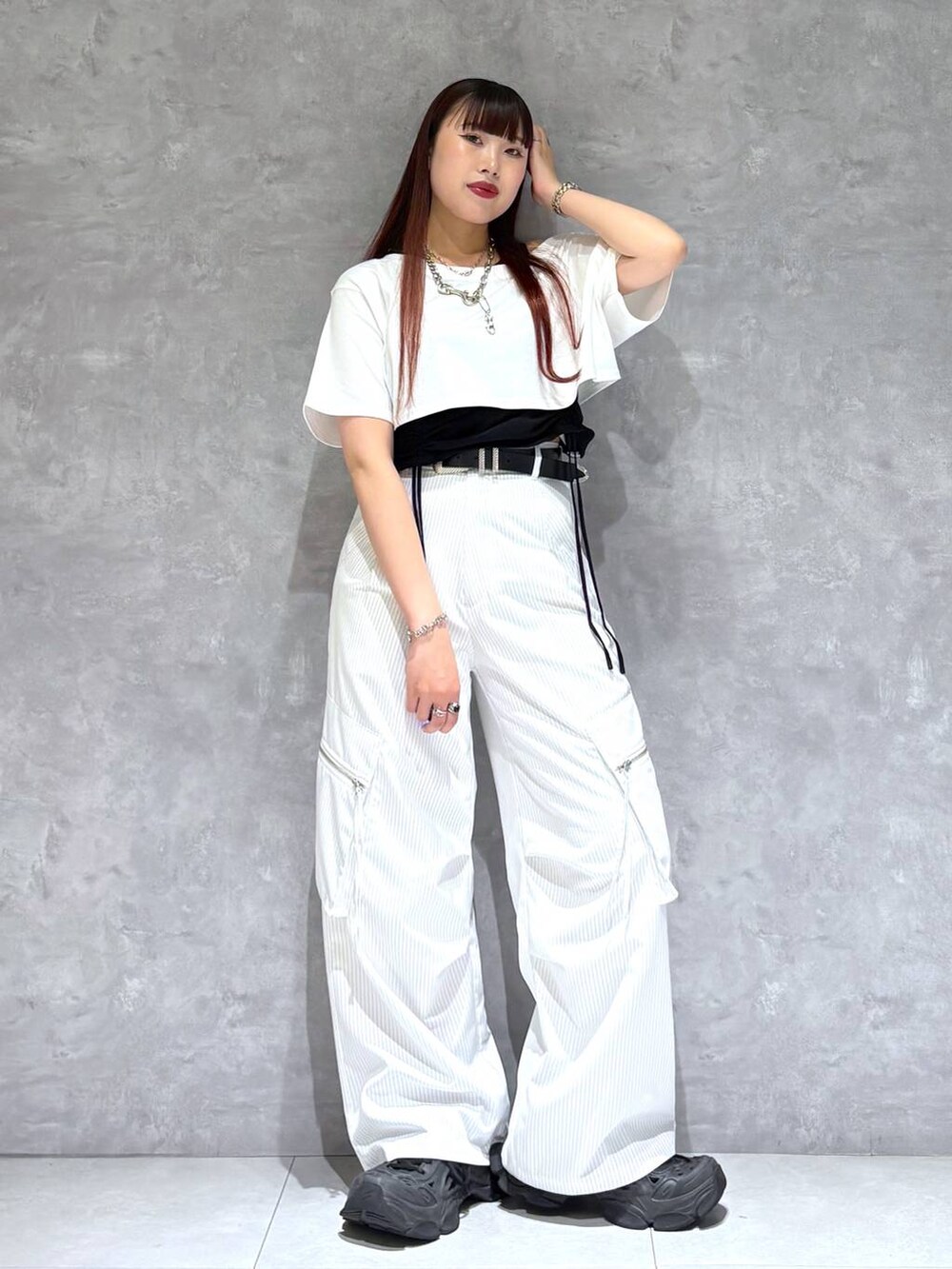 「ブルベ冬_PAGEBOY、Tシャツ、スラックス、ベルト、モード、ストリート、きれいめ、カジュアル、ネックレス、骨格ストレート_PAGEBOY」｜「PAGEBOYのモードバックルベルト3（ベルト、ブラック系）」を使った、りりりさん（レディース・157cm）の夏コーディネートの7枚目の写真