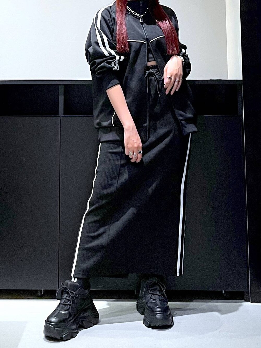 「モード、ストリート、きれいめ、カジュアル、ネックレス、骨格ストレート_PAGEBOY、ブルベ冬_PAGEBOY、ジャケット、スカート、セットアップ、スニーカー」｜「PAGEBOYのプラットチャンキースニーカー（スニーカー、ブラック系）」を使った、りりりさん（レディース・157cm）の秋コーディネートの3枚目の写真