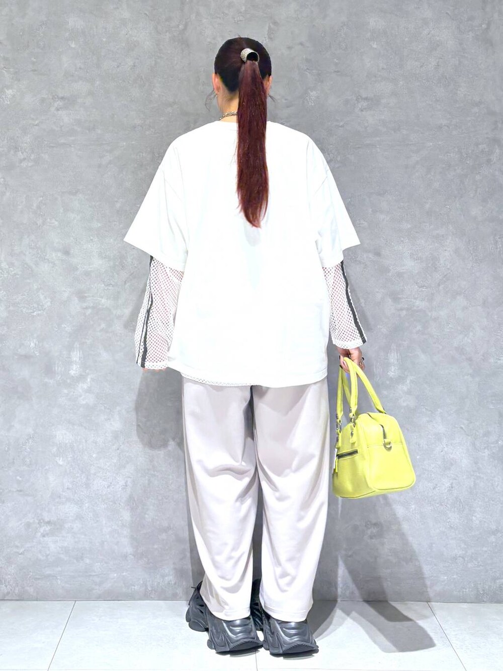 「ワイドパンツ、バッグ、モード、ストリート、きれいめ、カジュアル、ネックレス、骨格ストレート_PAGEBOY、ブルベ冬_PAGEBOY、Tシャツ」｜「PAGEBOYのラインメッシュプルオーバー（Tシャツ/カットソー、ホワイト系）」を使った、りりりさん（レディース・157cm）の夏コーディネートの6枚目の写真