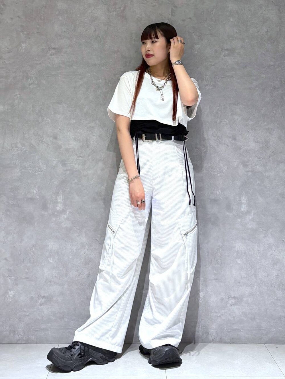 「ブルベ冬_PAGEBOY、Tシャツ、スラックス、ベルト、モード、ストリート、きれいめ、カジュアル、ネックレス、骨格ストレート_PAGEBOY」｜「PAGEBOYのモードバックルベルト3（ベルト、ブラック系）」を使った、りりりさん（レディース・157cm）の夏コーディネートの9枚目の写真
