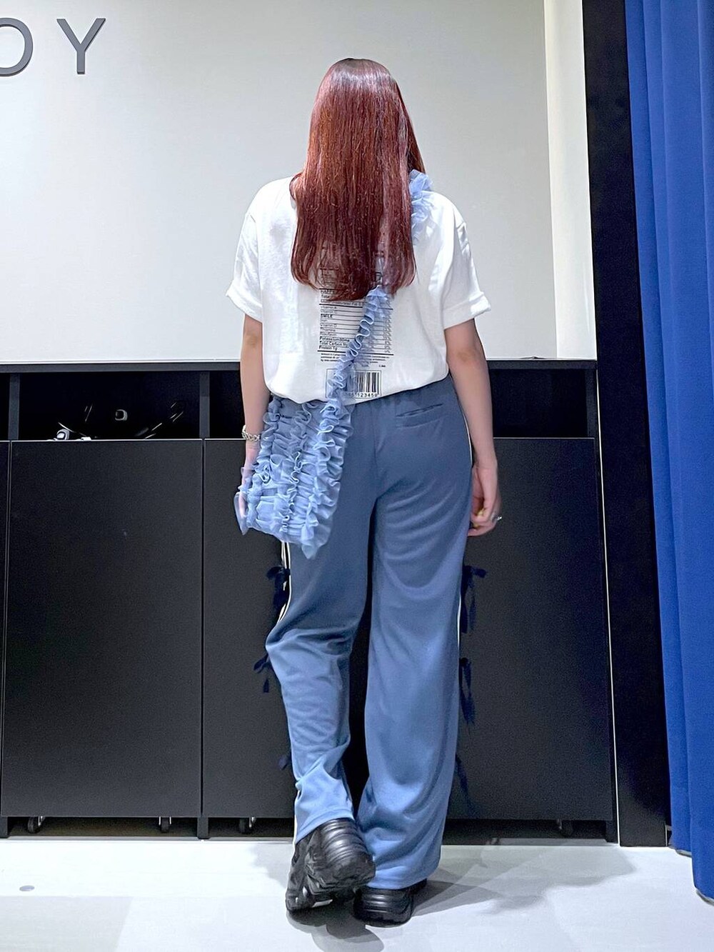 「モード、ストリート、きれいめ、カジュアル、ネックレス、骨格ストレート_PAGEBOY、ブルベ冬_PAGEBOY、Tシャツ、スニーカー、バッグ」｜「PAGEBOYのプラットチャンキースニーカー（スニーカー、ブラック系）」を使った、りりりさん（レディース・157cm）の夏コーディネートの6枚目の写真