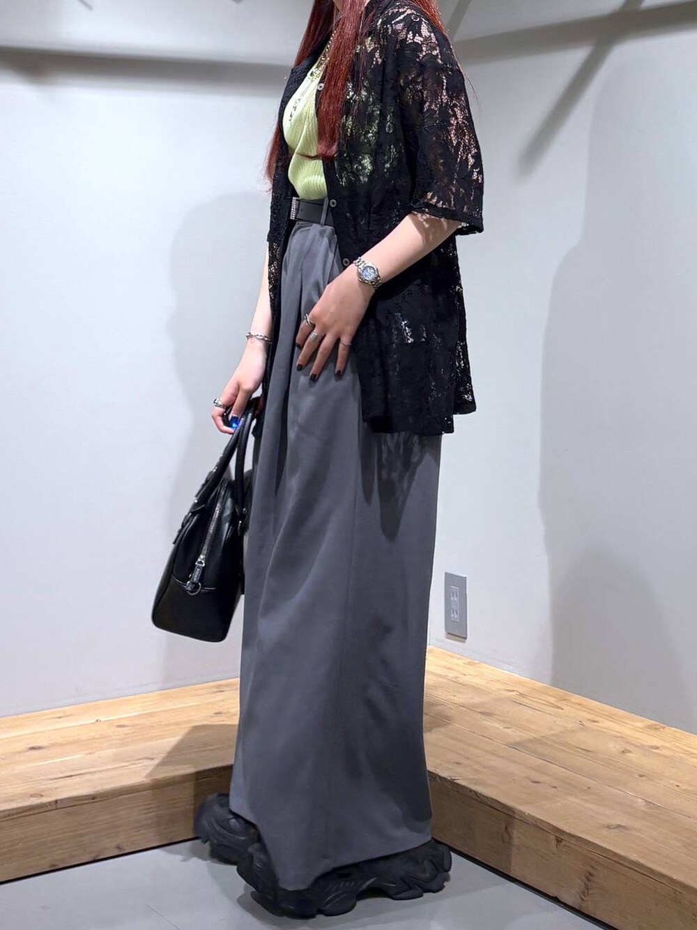 「モード、ストリート、きれいめ、カジュアル、ネックレス、骨格ストレート_PAGEBOY、ブルベ冬_PAGEBOY、シャツ、ブラウス、スラックス、ワイドパンツ、ベルト、バッグ」｜「PAGEBOYのモードバックルベルト3（ベルト、ブラック系）」を使った、りりりさん（レディース・157cm）の春コーディネートの4枚目の写真
