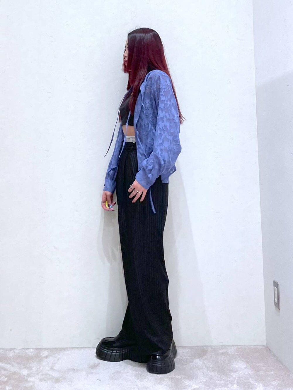 ブルー系のシャツ/ブラウス、ブラック系のスラックス、ブラック系のローファーを着用したレディースの春コーディネートの4枚目の写真