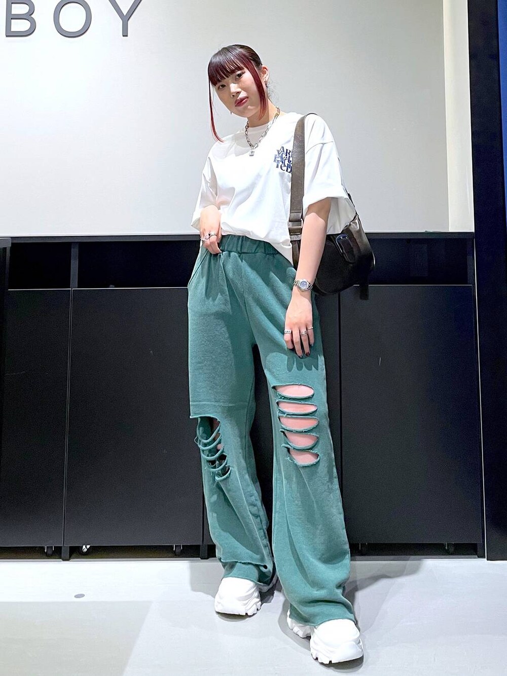 ホワイト系のスニーカー、ホワイト系のTシャツ/カットソー、グリーン系のその他パンツを着用したレディースの秋コーディネートの3枚目の写真